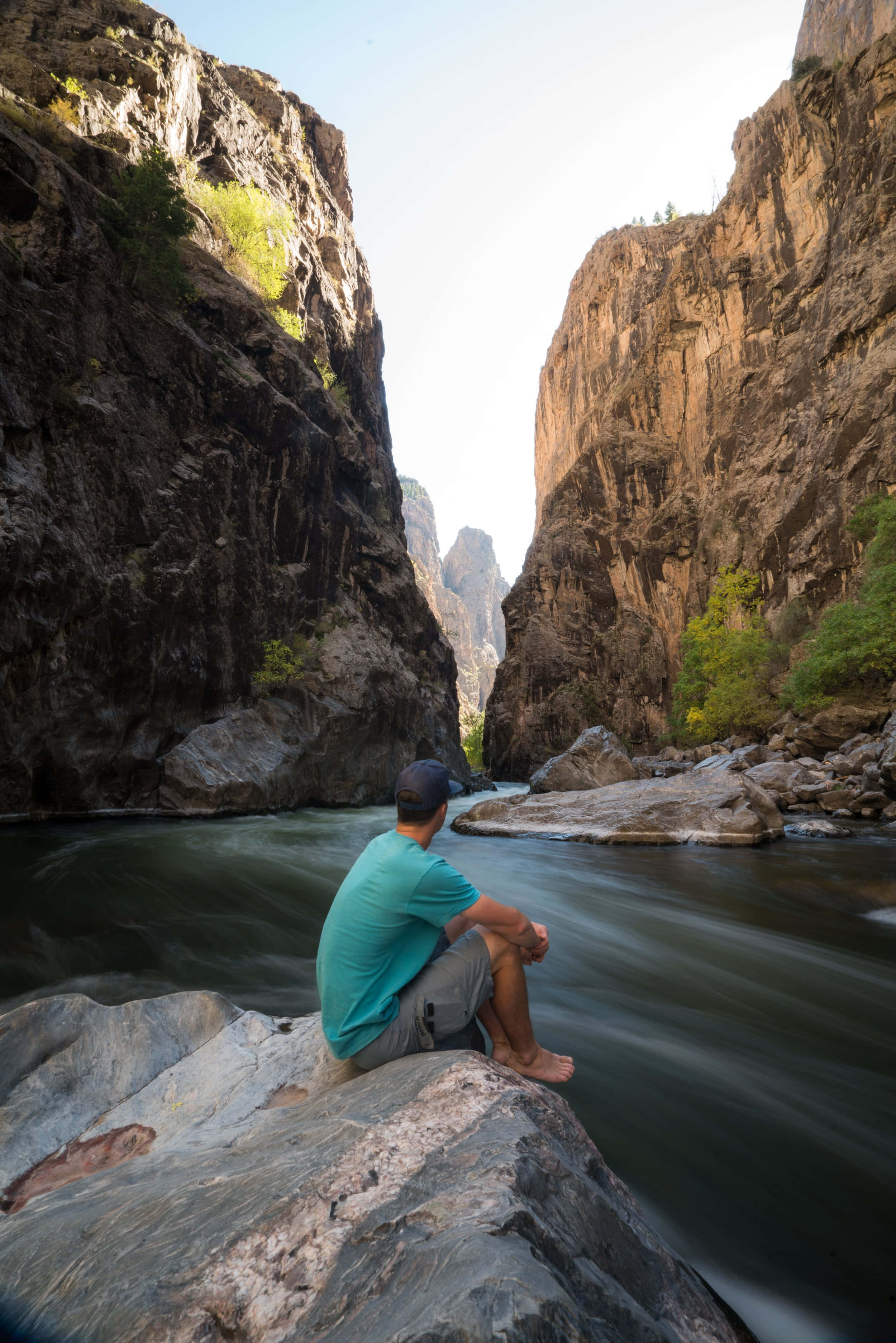 Black Canyon, teal shirt, barefoot, 2K Phone Wallpaper