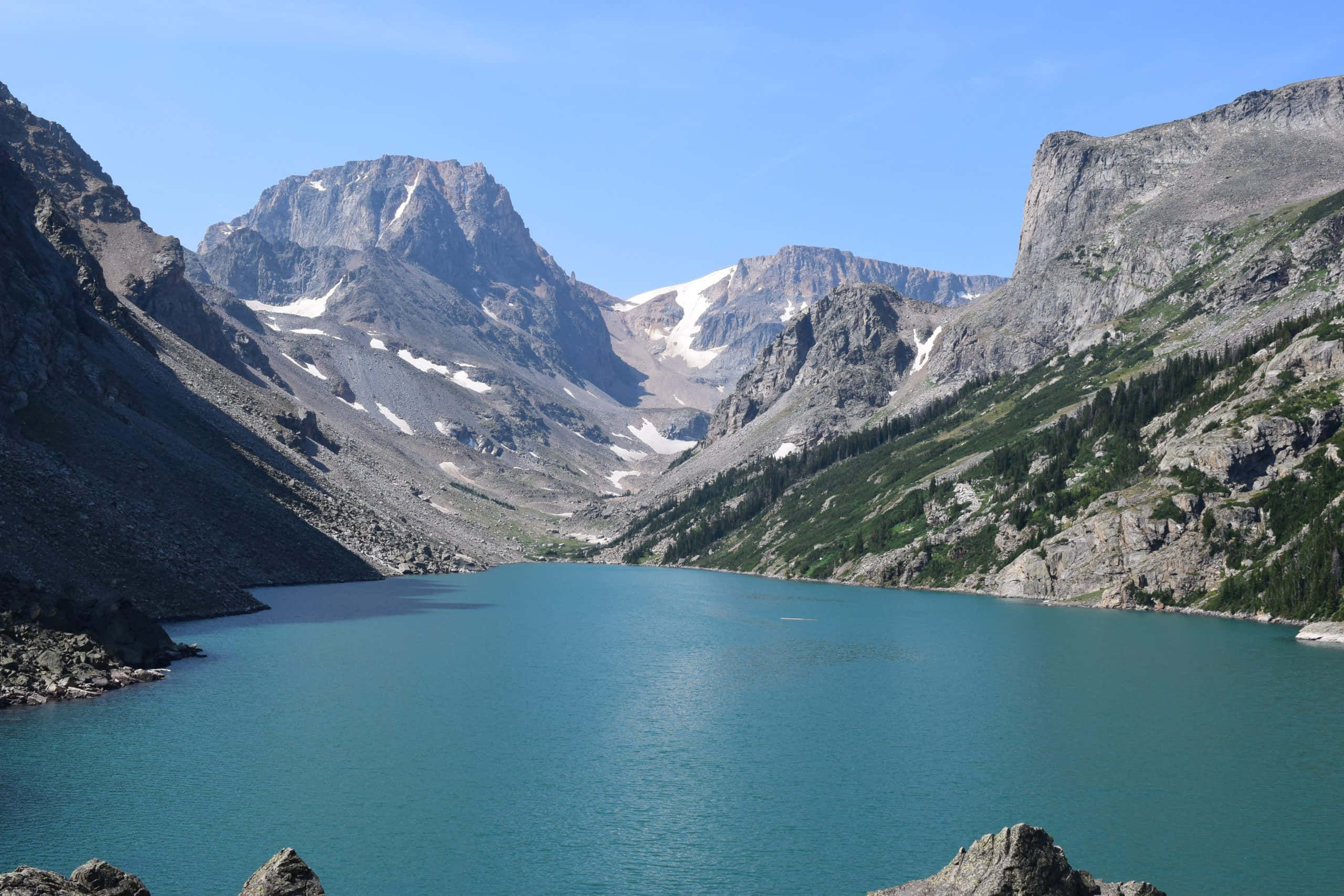 Black Canyon, turquoise lake, rugged snow-dusted mountains, 2K Desktop Wallpaper