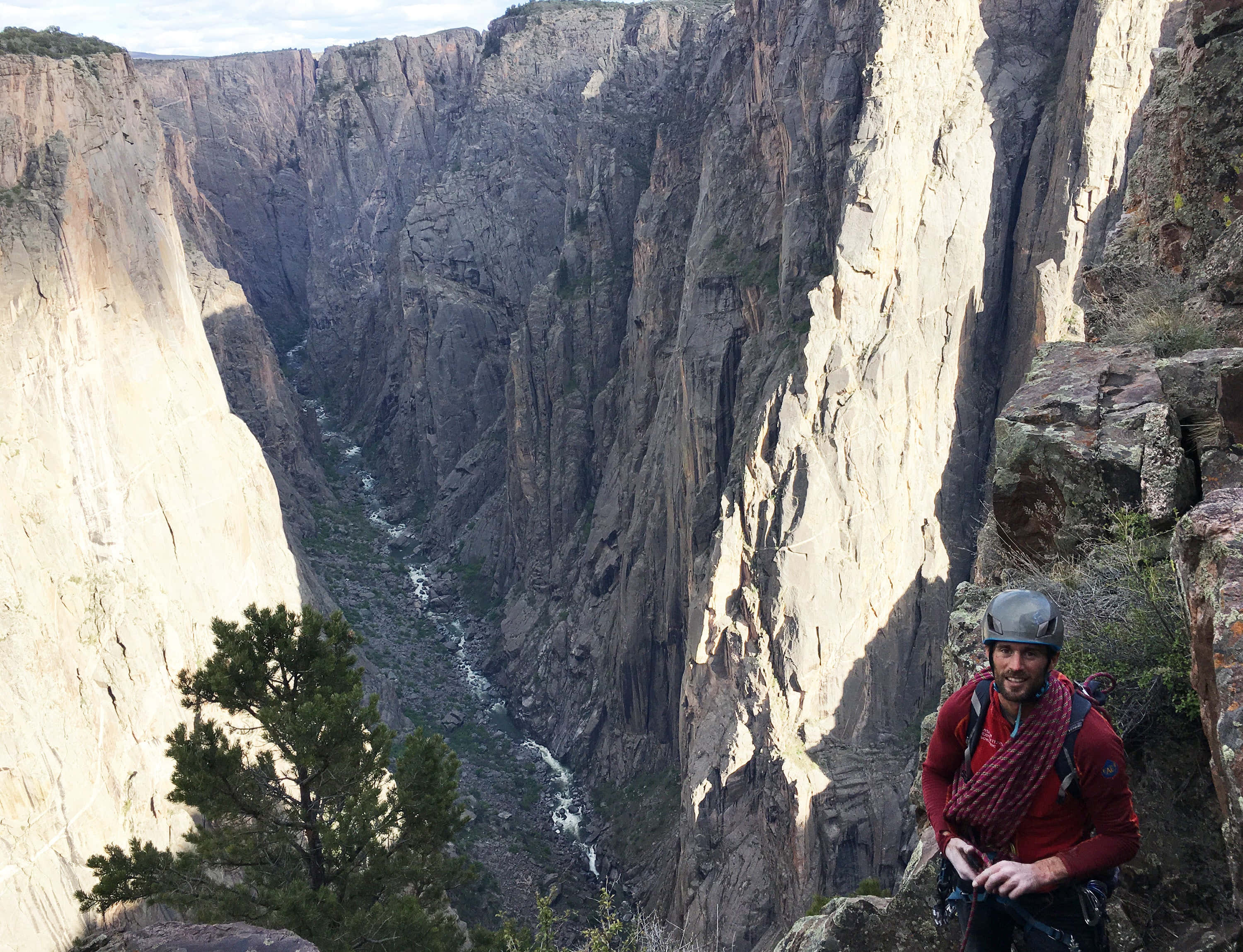 Black Canyon, red gear, sunlit canyon rim, 2K Desktop Wallpaper