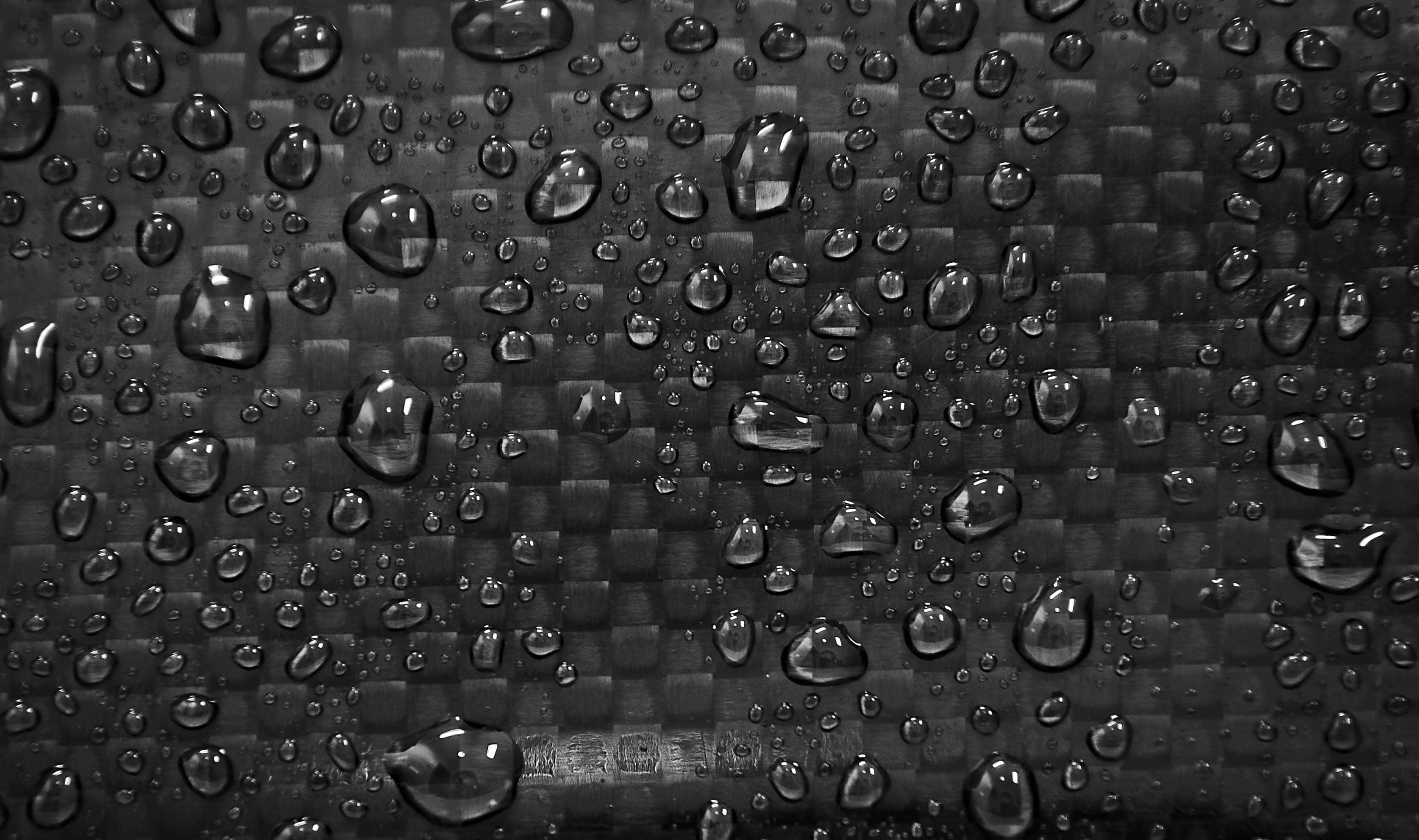 black carbon fiber, textured carbon fiber, glistening water droplets, 2K Desktop Wallpaper