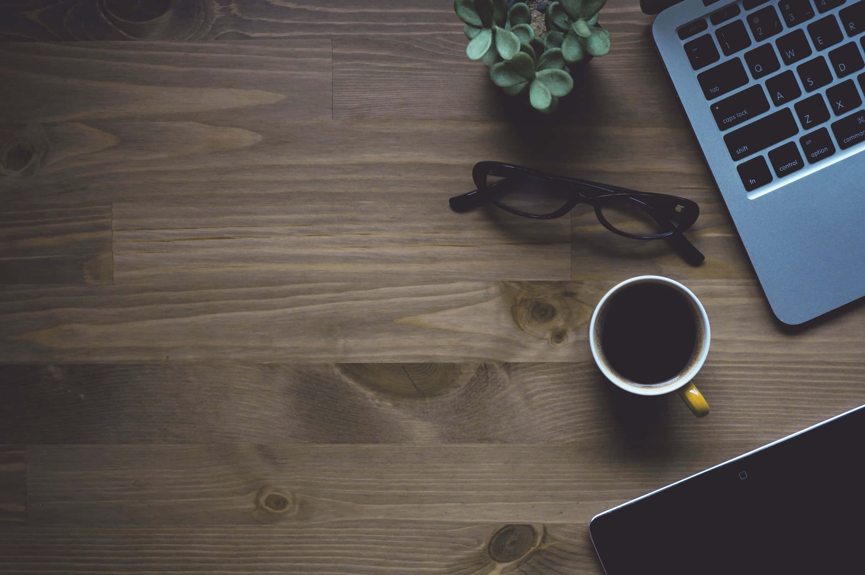 black coffee, wooden desk, laptop, 2K Desktop Wallpaper
