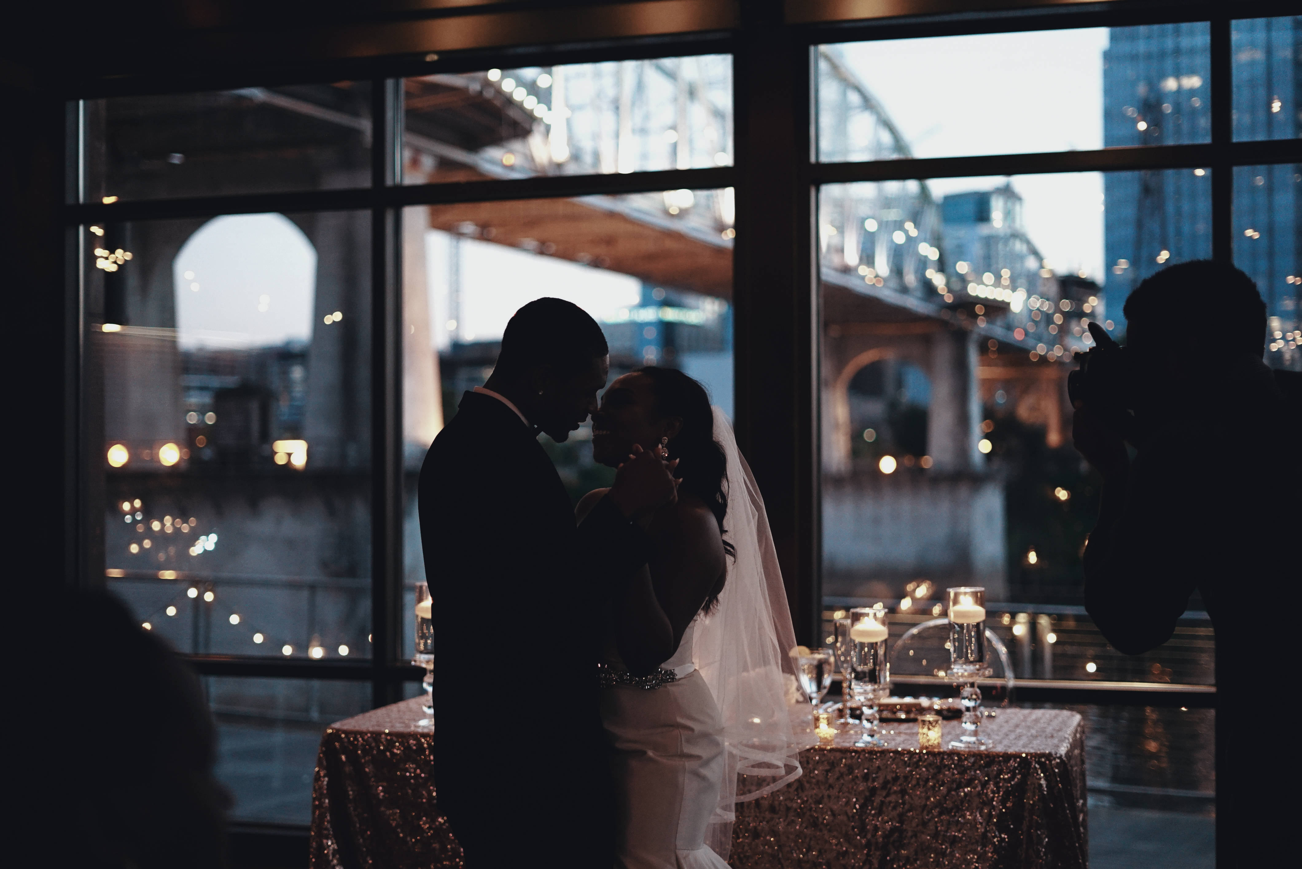 silhouetted bride and groom, kiss tenderly, indoors, 4K Desktop Wallpaper