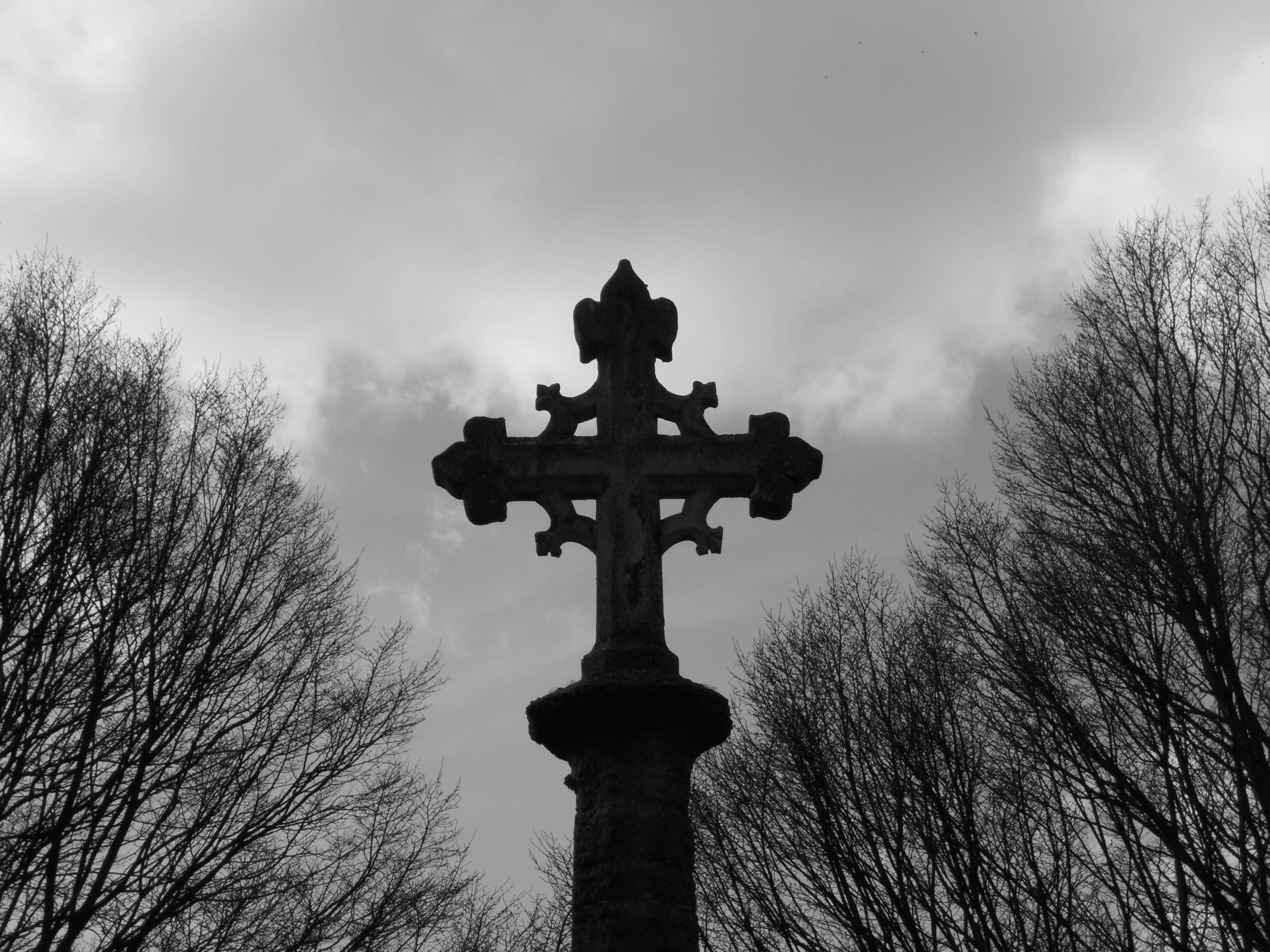 black cross, night sky, stone cross, 4K Desktop Wallpaper