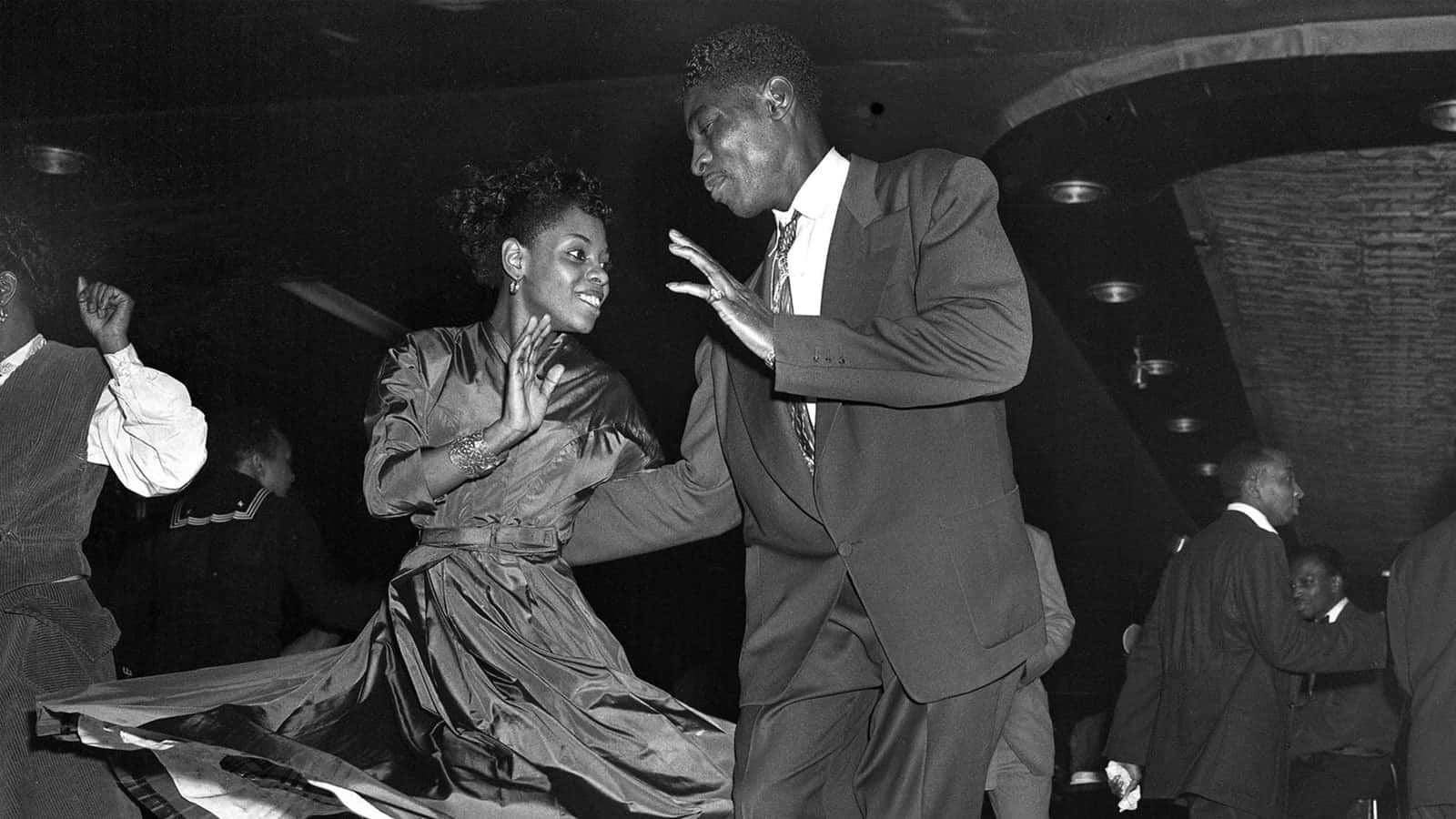 black and white photo, joyful couple dancing, dimly lit nightclub, HD Desktop Wallpaper