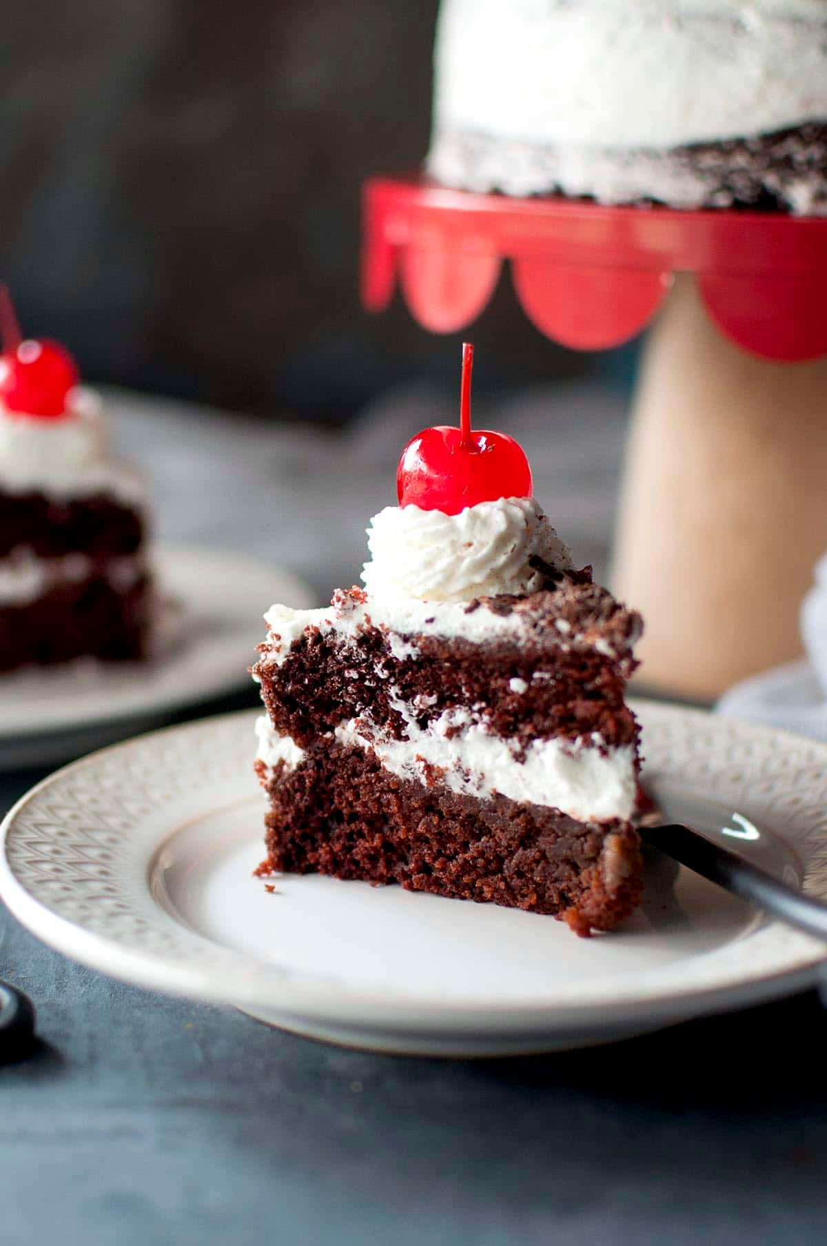 Black Forest Cake, chocolate cake, creamy white frosting, HD Phone Wallpaper