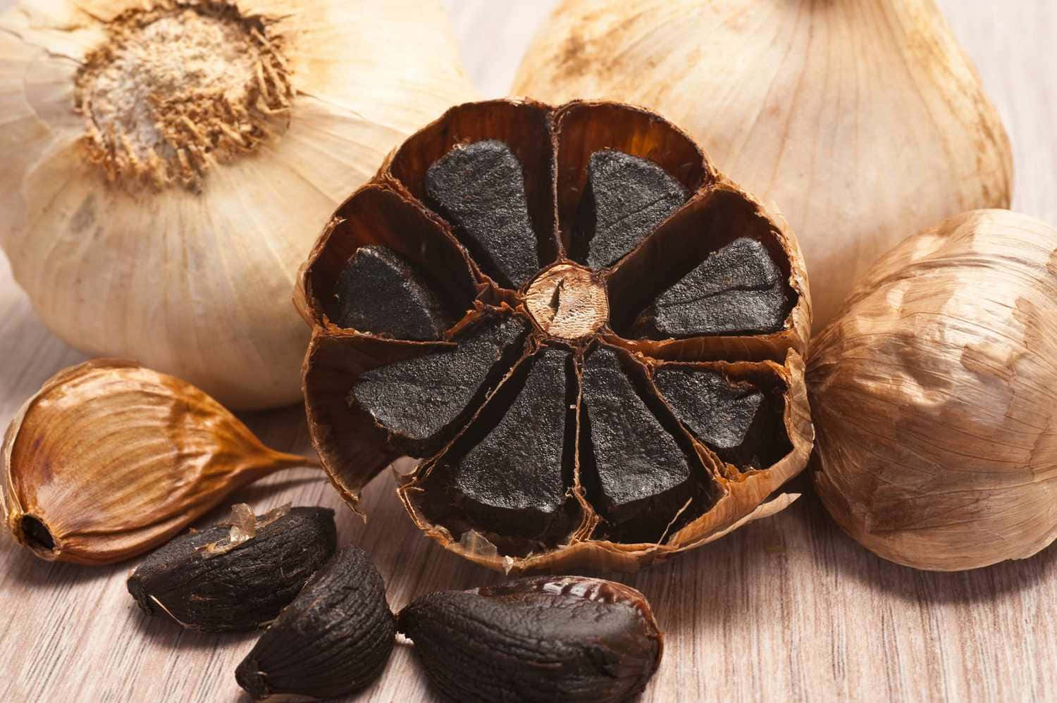 black garlic, garlic cloves, whole garlic bulbs, HD Desktop Wallpaper