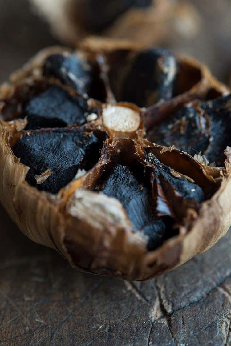 black garlic, roasted garlic bulb, charred black cloves, SD Phone Wallpaper