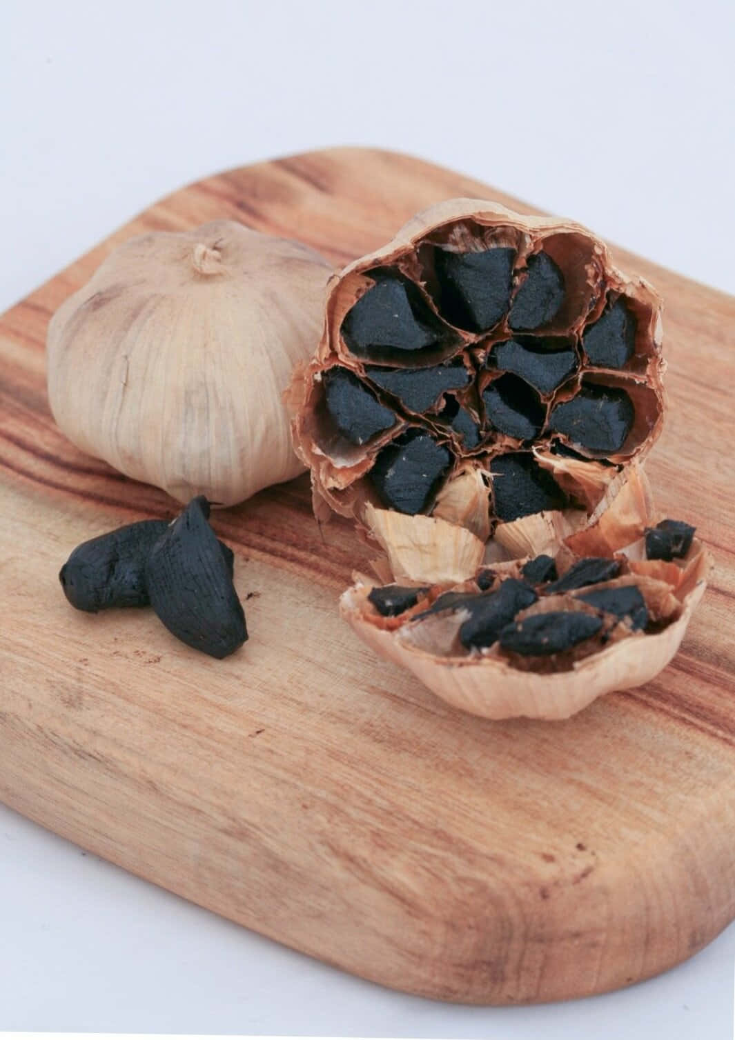 black garlic, wooden cutting board, whole garlic bulb, HD Phone Wallpaper