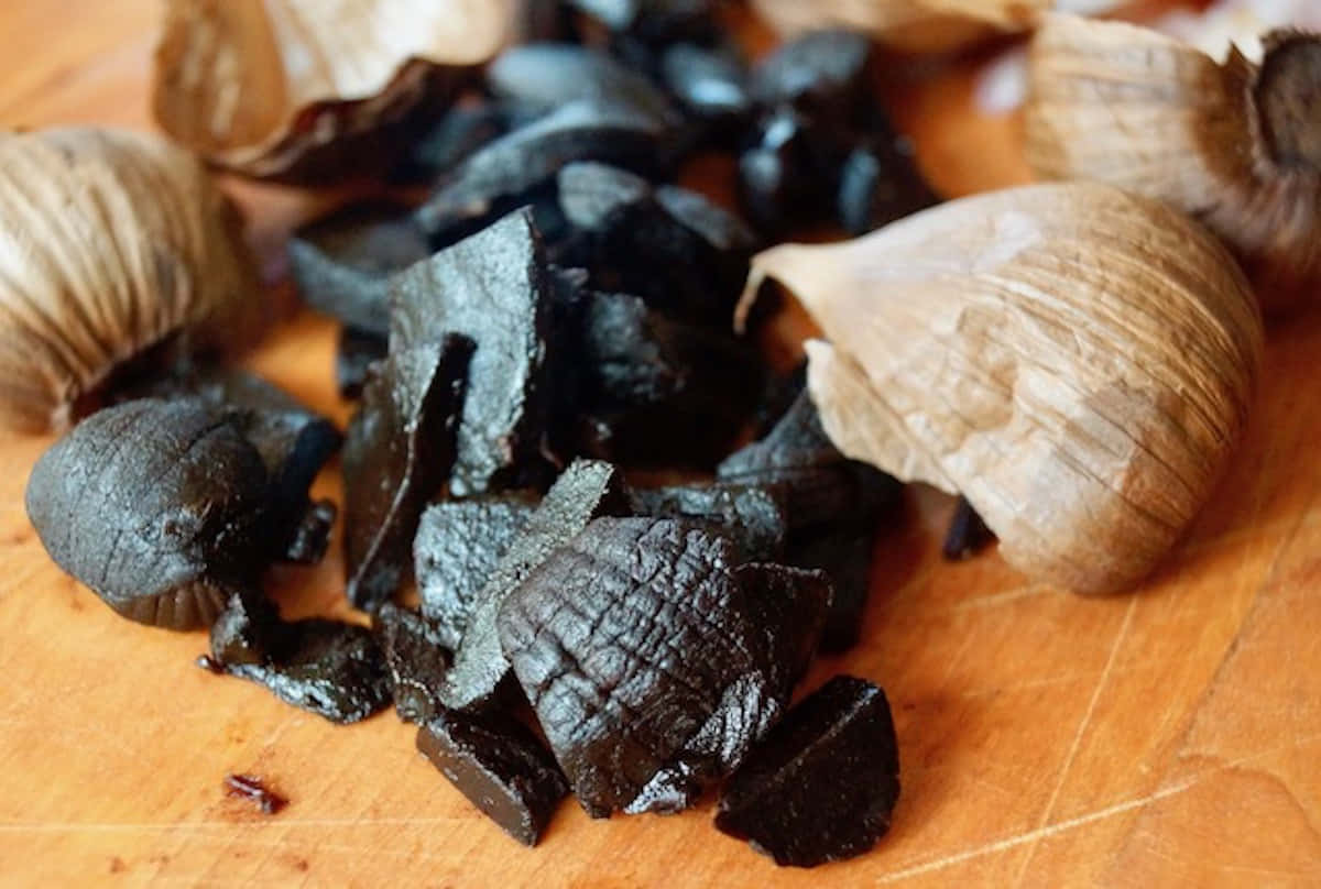 black garlic, charred black garlic cloves, papery skins, SD Desktop Wallpaper