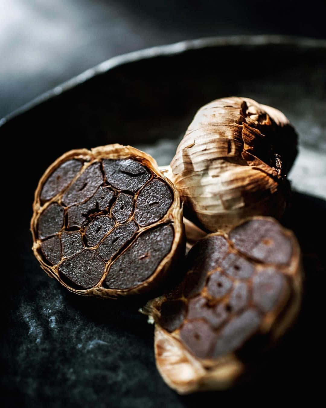 black garlic, roasted garlic cloves, charred interiors, HD Phone Wallpaper