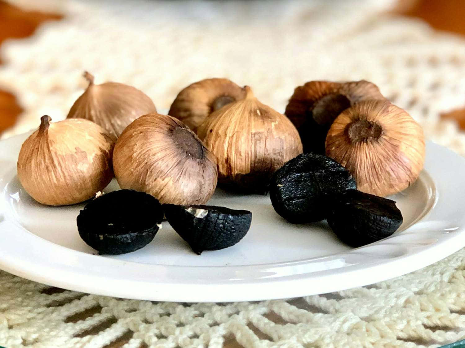 Black Garlic, white plate, roasted garlic bulbs, HD Desktop Wallpaper