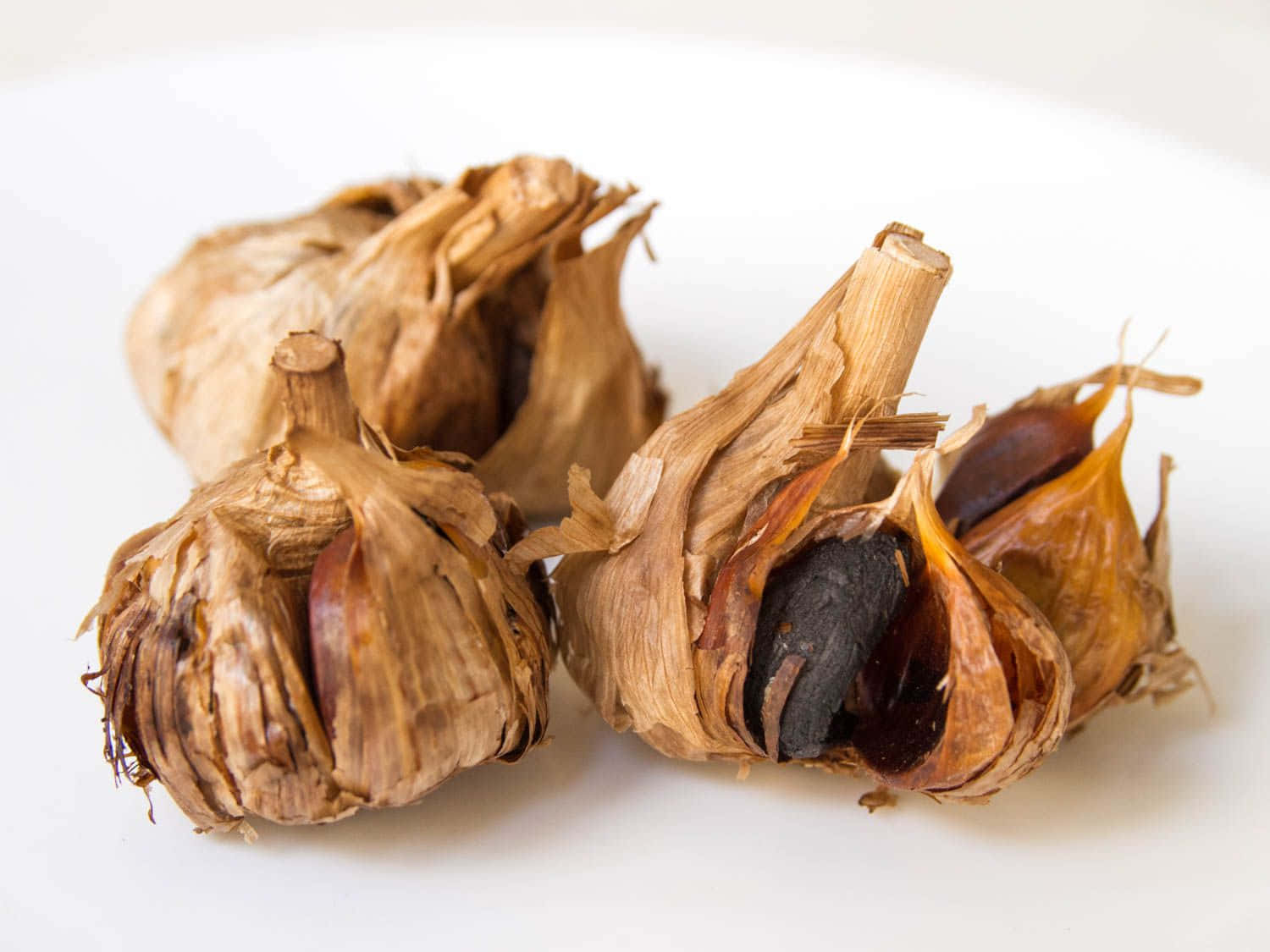 black garlic, dried garlic bulbs, papery brown skins, HD Desktop Wallpaper