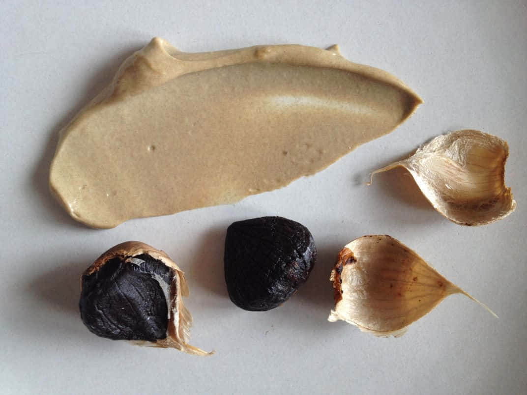 black garlic, creamy beige paste, roasted garlic cloves, SD Desktop Wallpaper