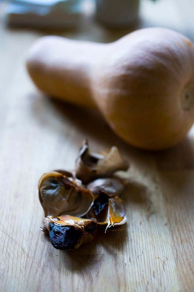 black garlic, roasted garlic clove, charred skin, SD Phone Wallpaper