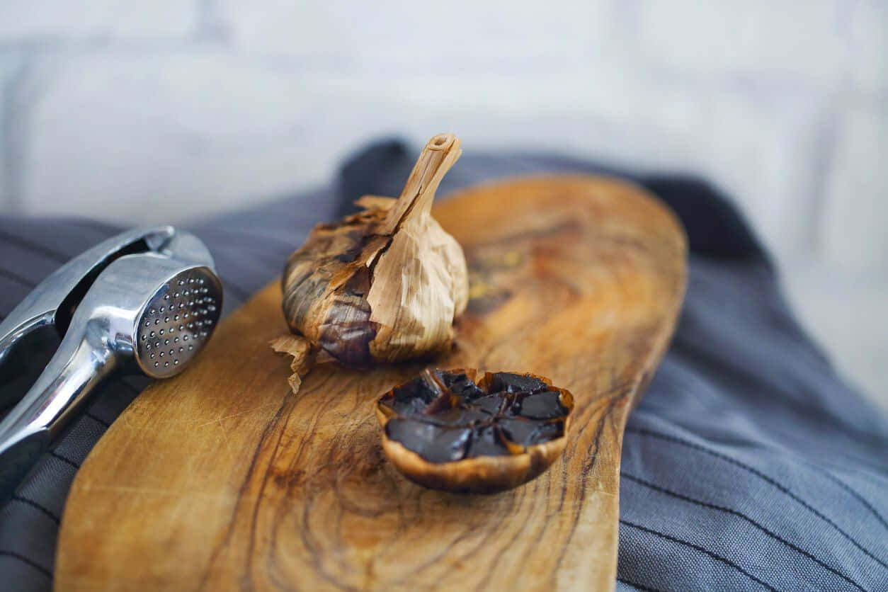 black garlic, roasted garlic bulb, crushed cloves, SD Desktop Wallpaper