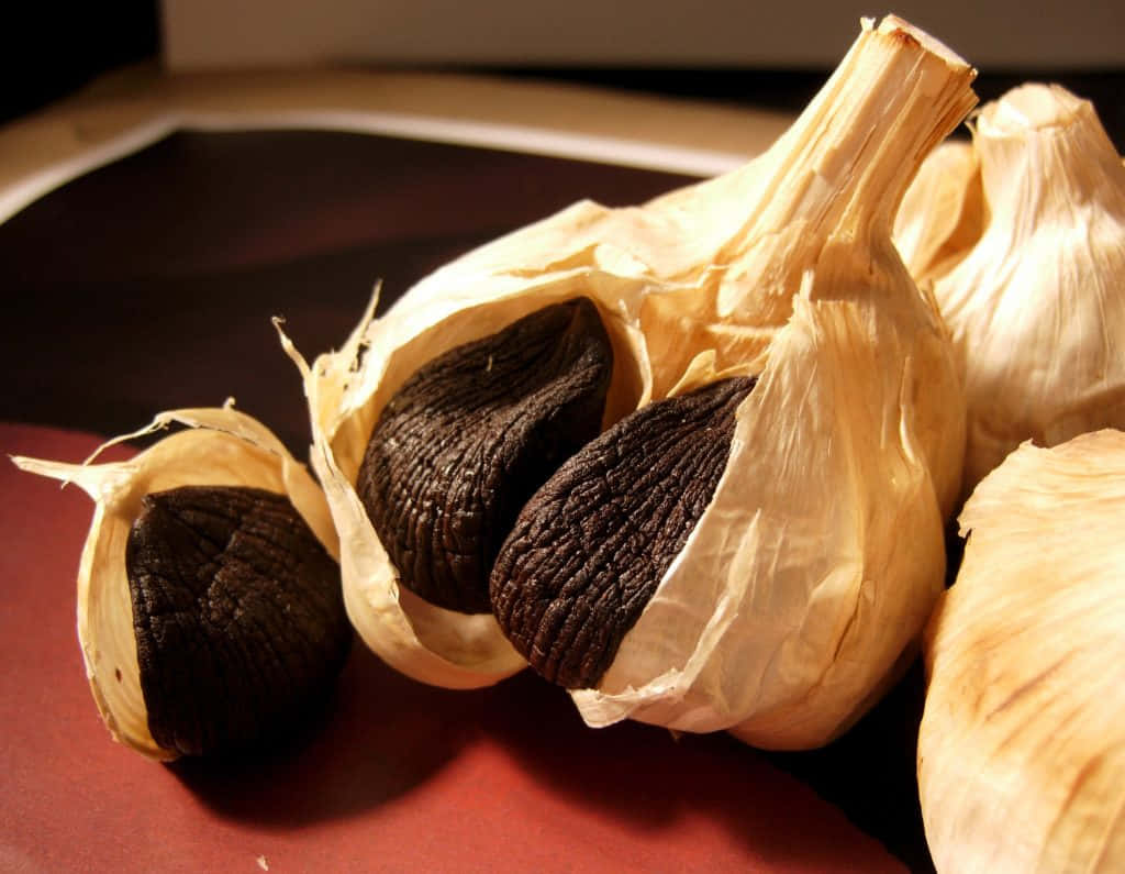black garlic, roasted garlic cloves, charred skins, SD Desktop Wallpaper