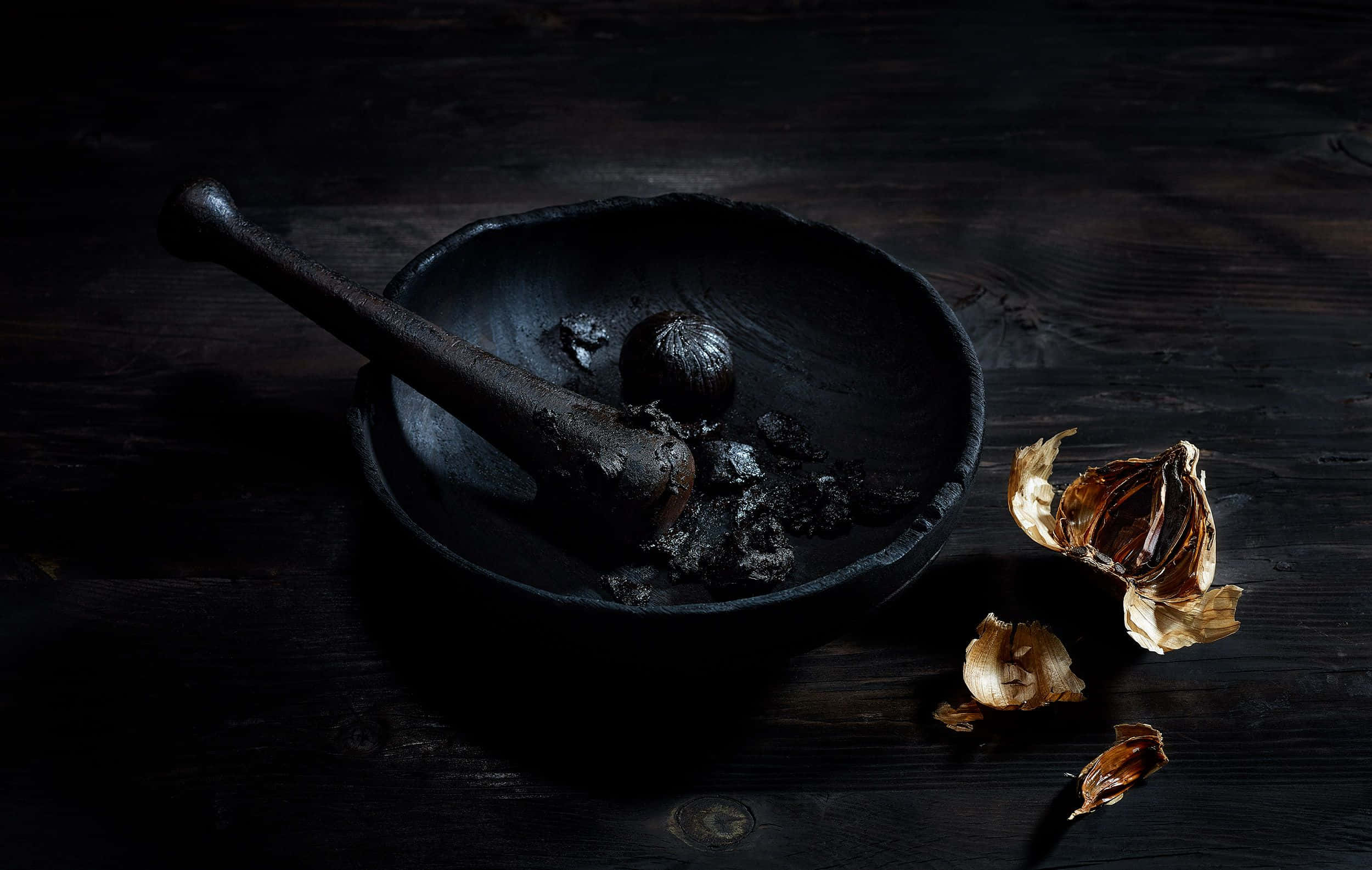black garlic, rustic black mortar and pestle, crushed garlic, Full HD Desktop Wallpaper