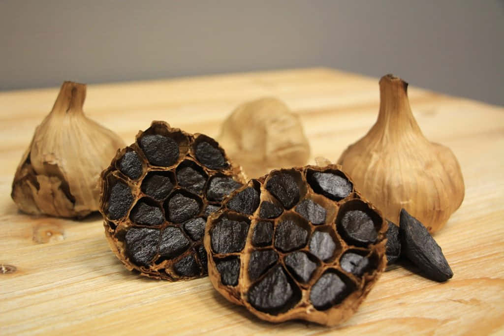 black garlic, roasted black garlic bulbs, cloves, SD Desktop Wallpaper