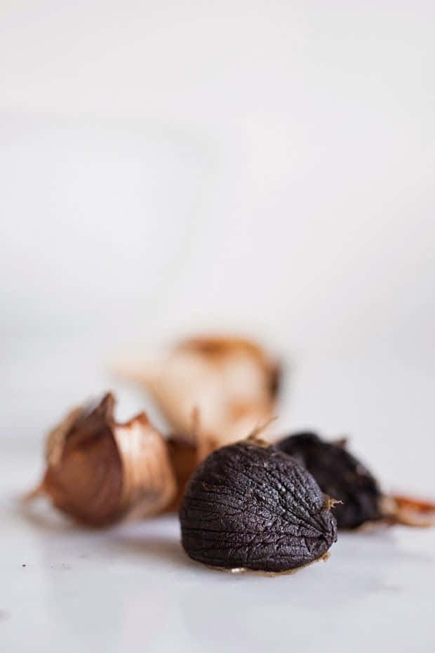 black garlic, 620 x 930, dark roasted garlic cloves, SD Phone Wallpaper