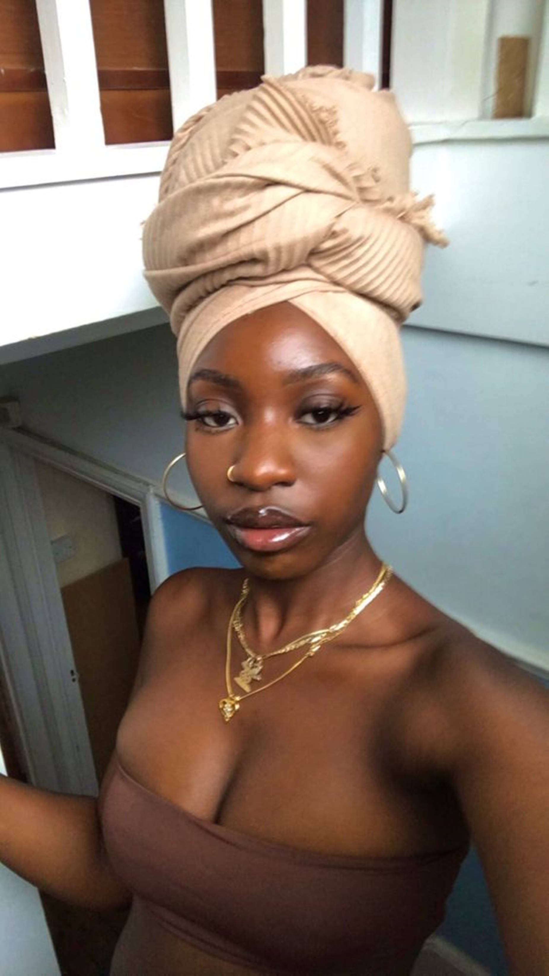 beige turban, gold jewelry, white railing, 2K Phone Wallpaper