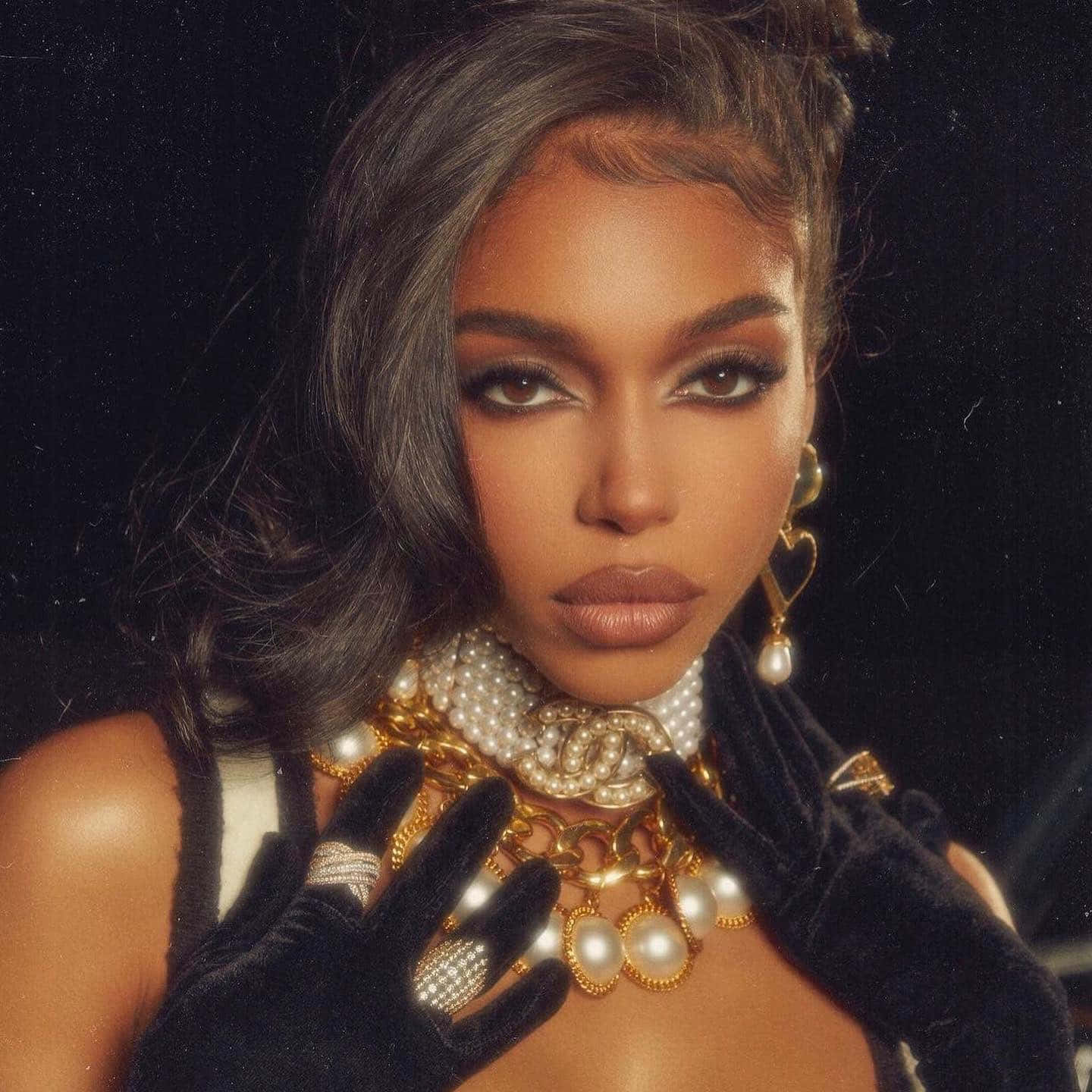 Black Girl Luxury Glamour Portrait, opulent gold and pearl jewelry, dark hair, HD Desktop Wallpaper