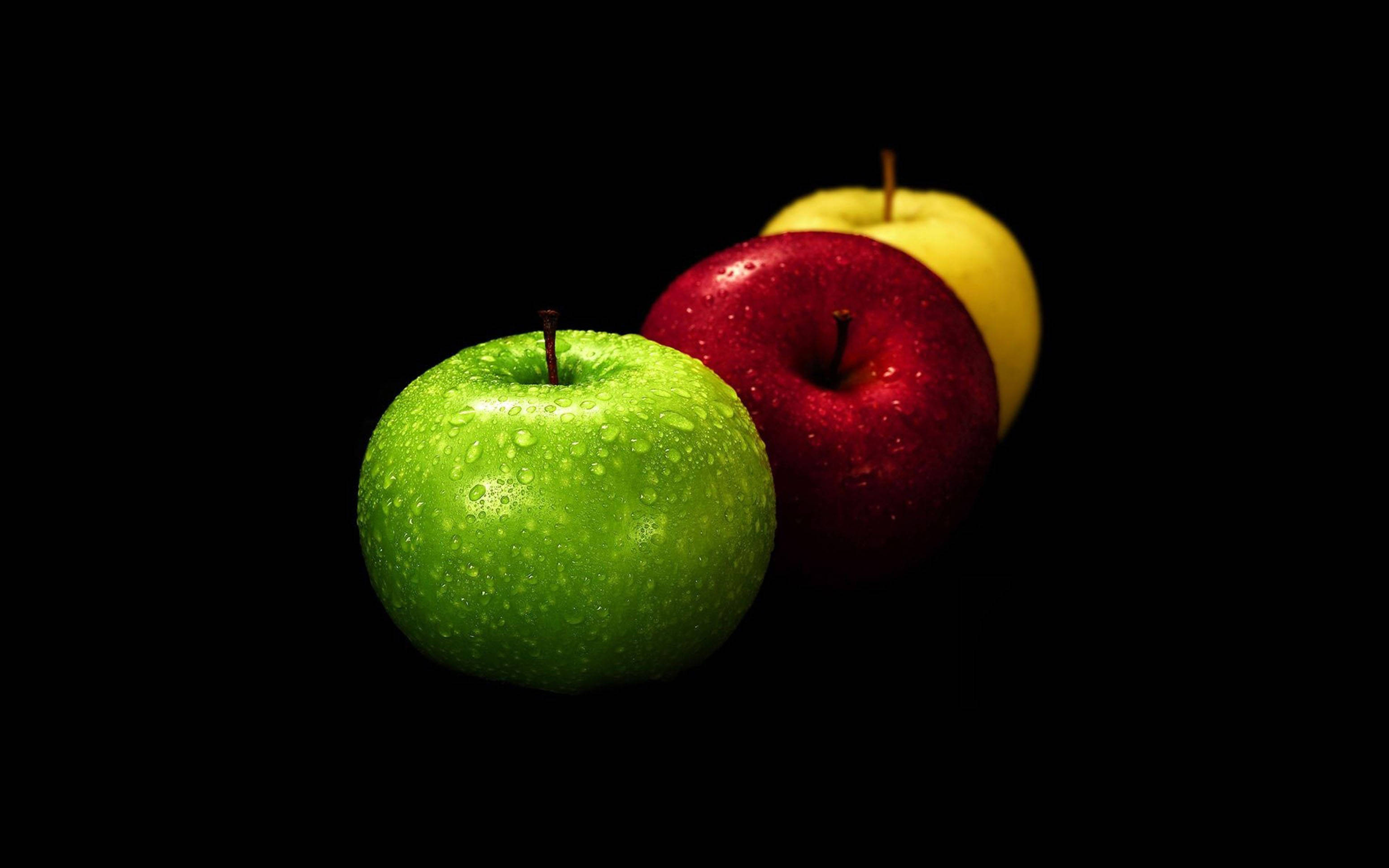 Apples, black background, dew-covered, 2K Desktop Wallpaper