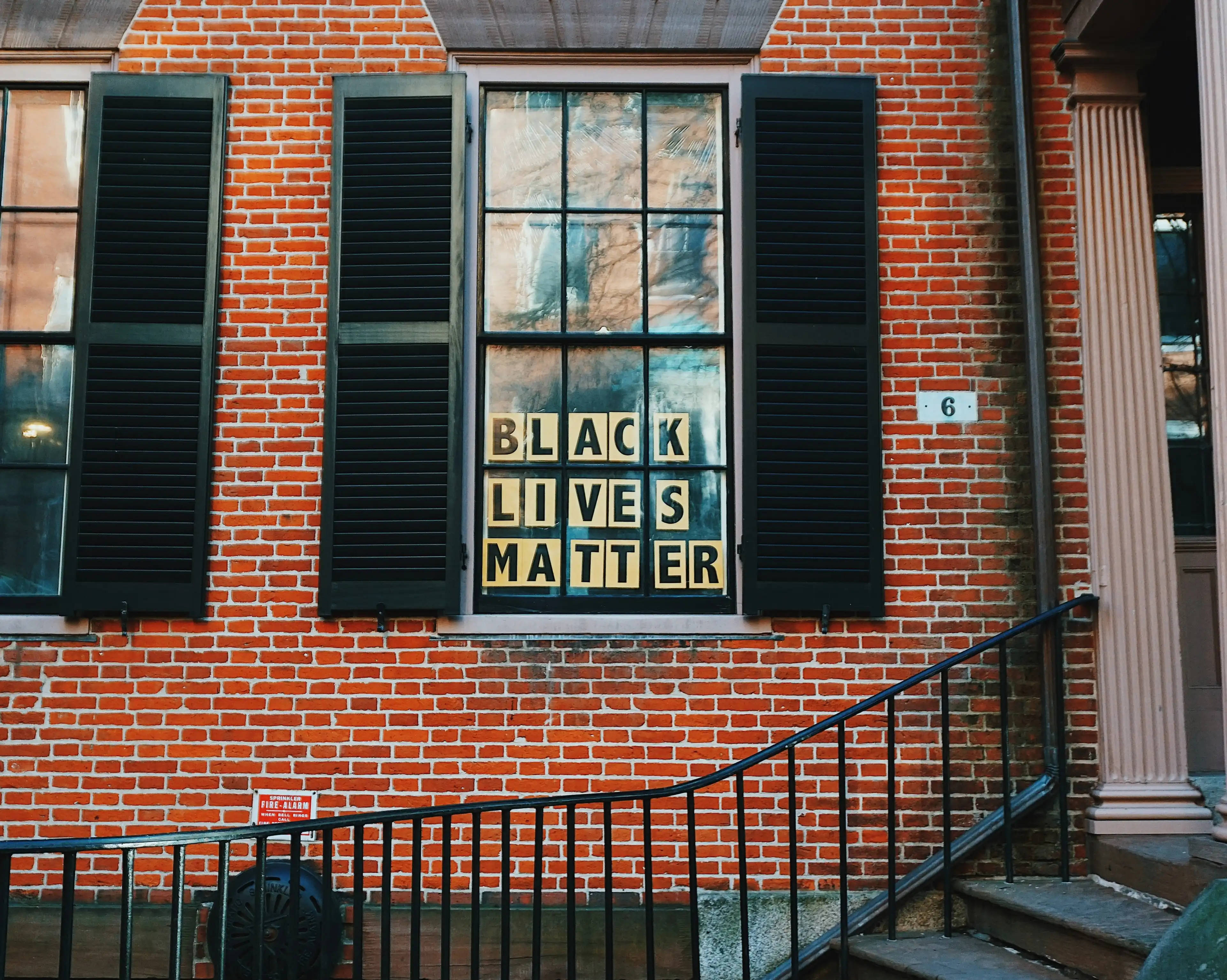 BLACK LIVES MATTER, red brick building, window, 4K Desktop Wallpaper
