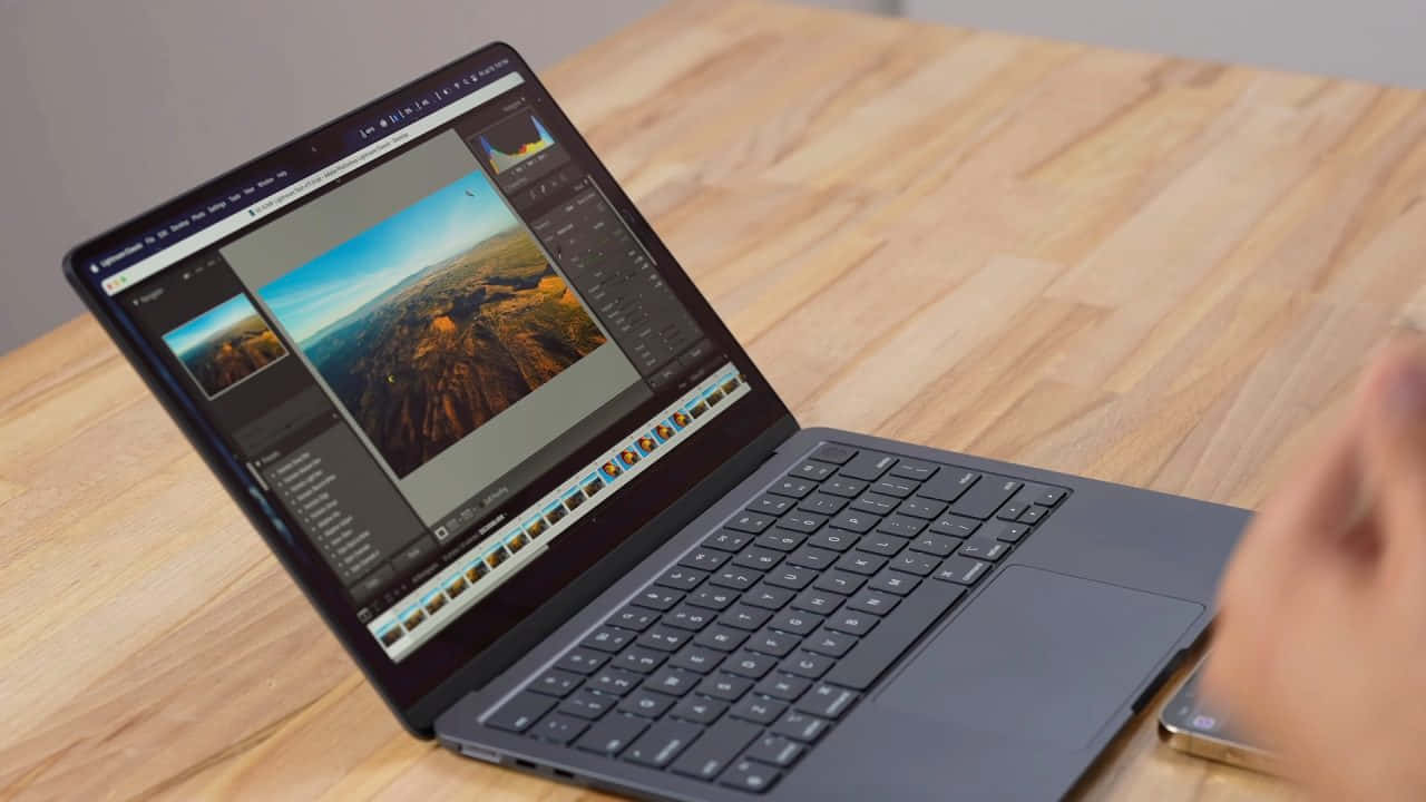 Black MacBook, 1280 x 720, wooden desk, HD Desktop Wallpaper