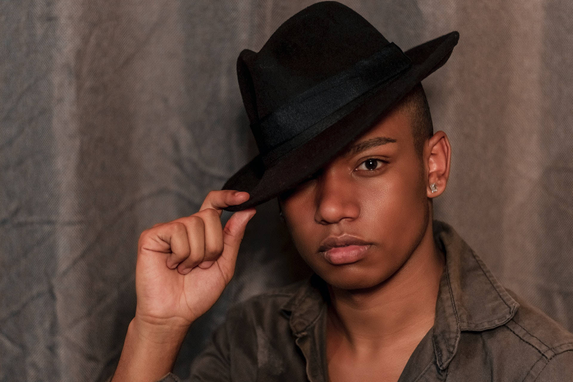 black fedora, textured gray backdrop, young man, Full HD Desktop Wallpaper