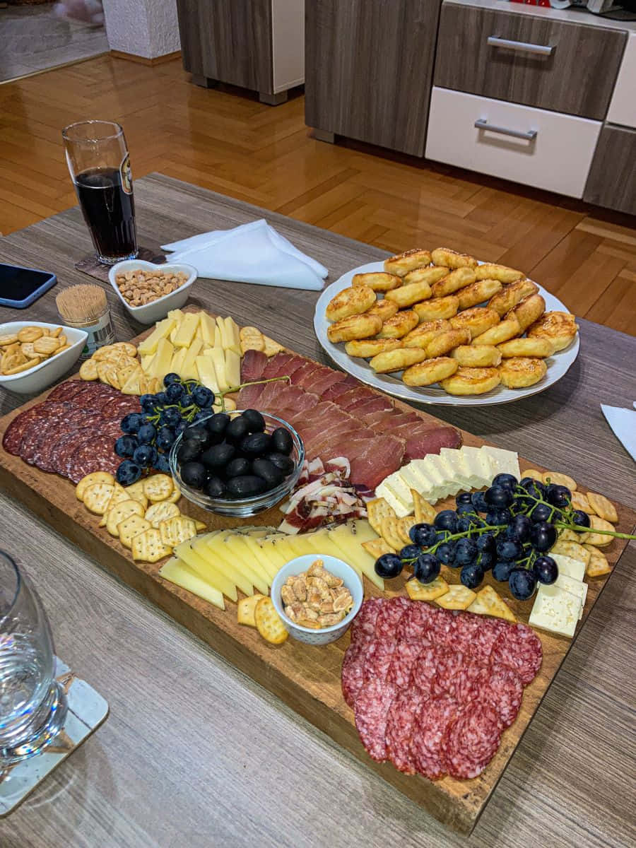 Black Olives, charcuterie board, wooden table, SD Phone Wallpaper