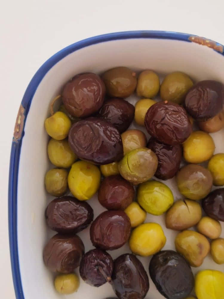 black olives, plump dark and green olives, white enamel bowl, SD Phone Wallpaper