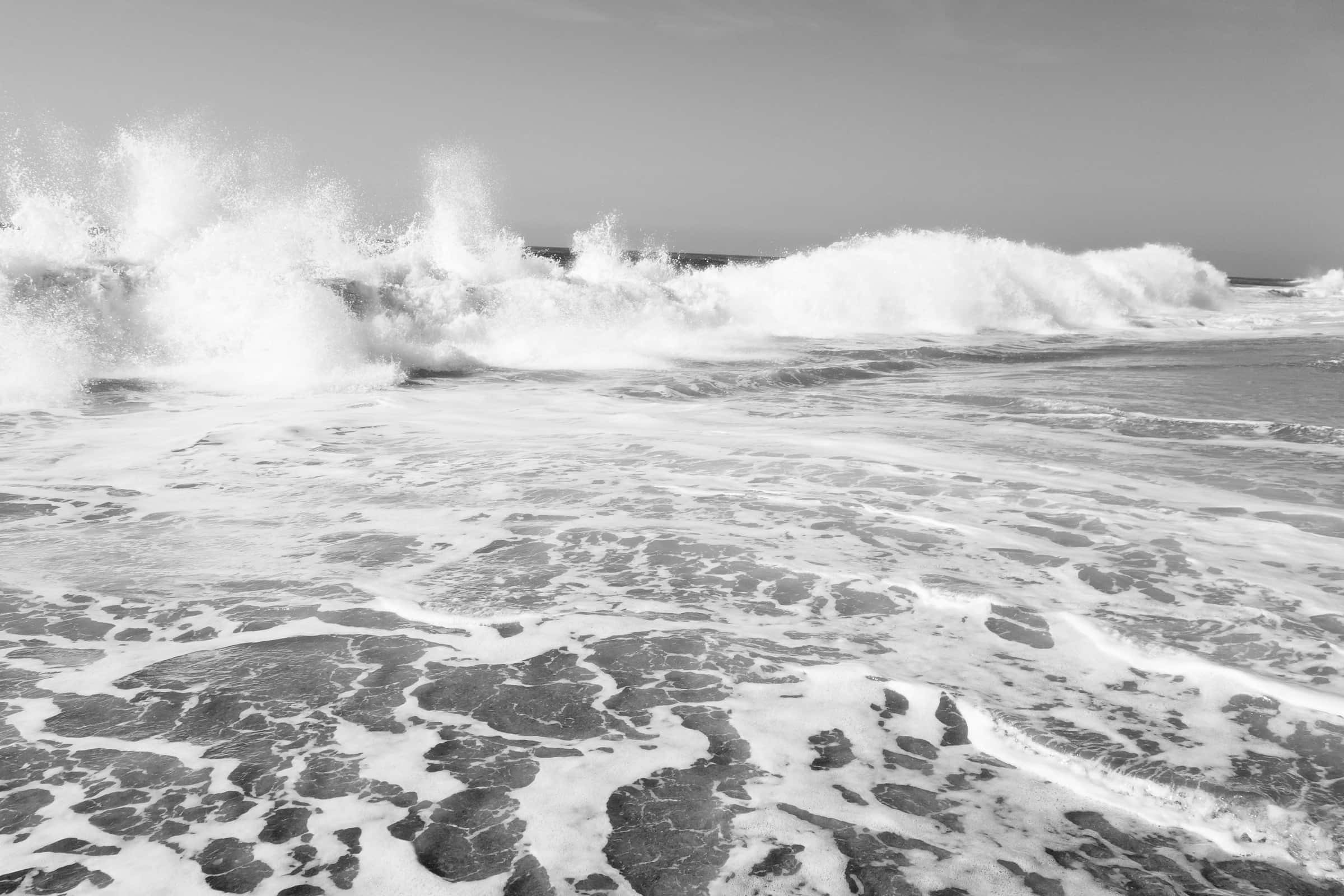 black and white beach, crashing ocean waves, white foam, Full HD Desktop Wallpaper