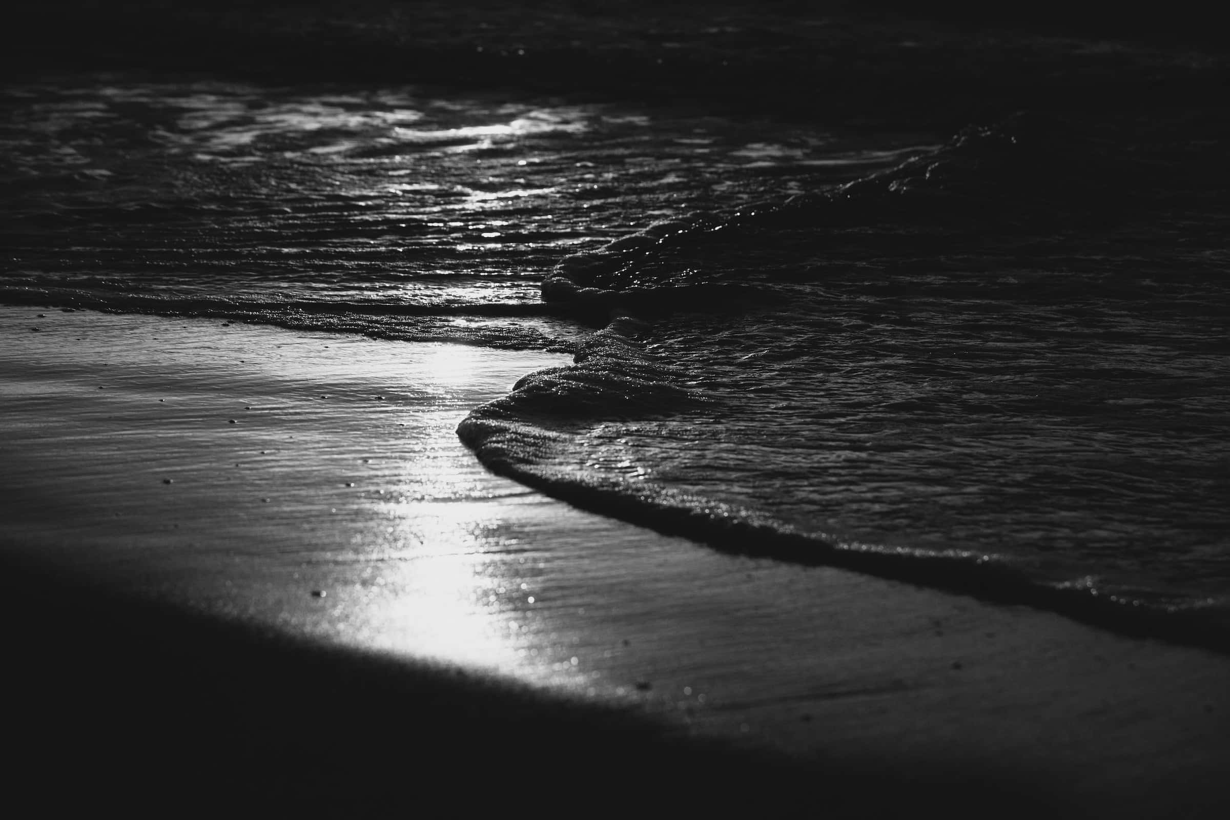 black and white beach, ocean waves, sandy shore, Full HD Desktop Wallpaper