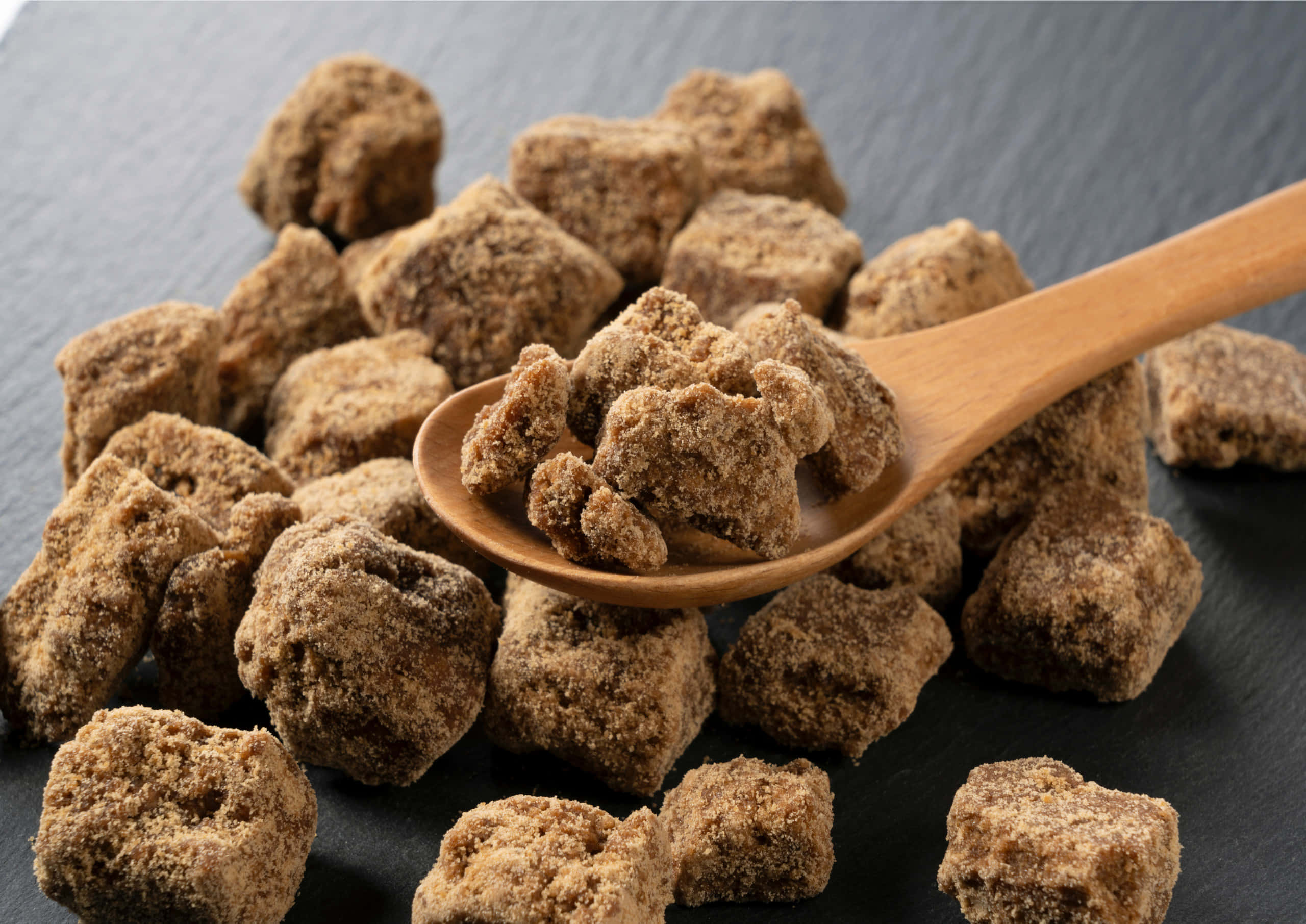 Black Sugar, wooden spoon, coarse brown sugar cubes, 2K Desktop Wallpaper