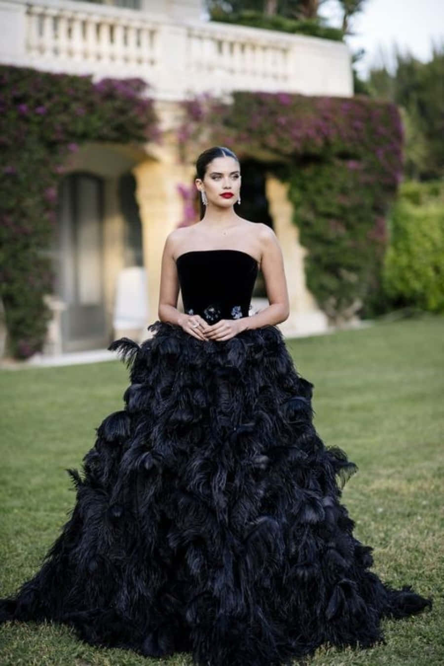 black tie dresses, dramatic black feathered gown, manicured lawn, HD Phone Wallpaper