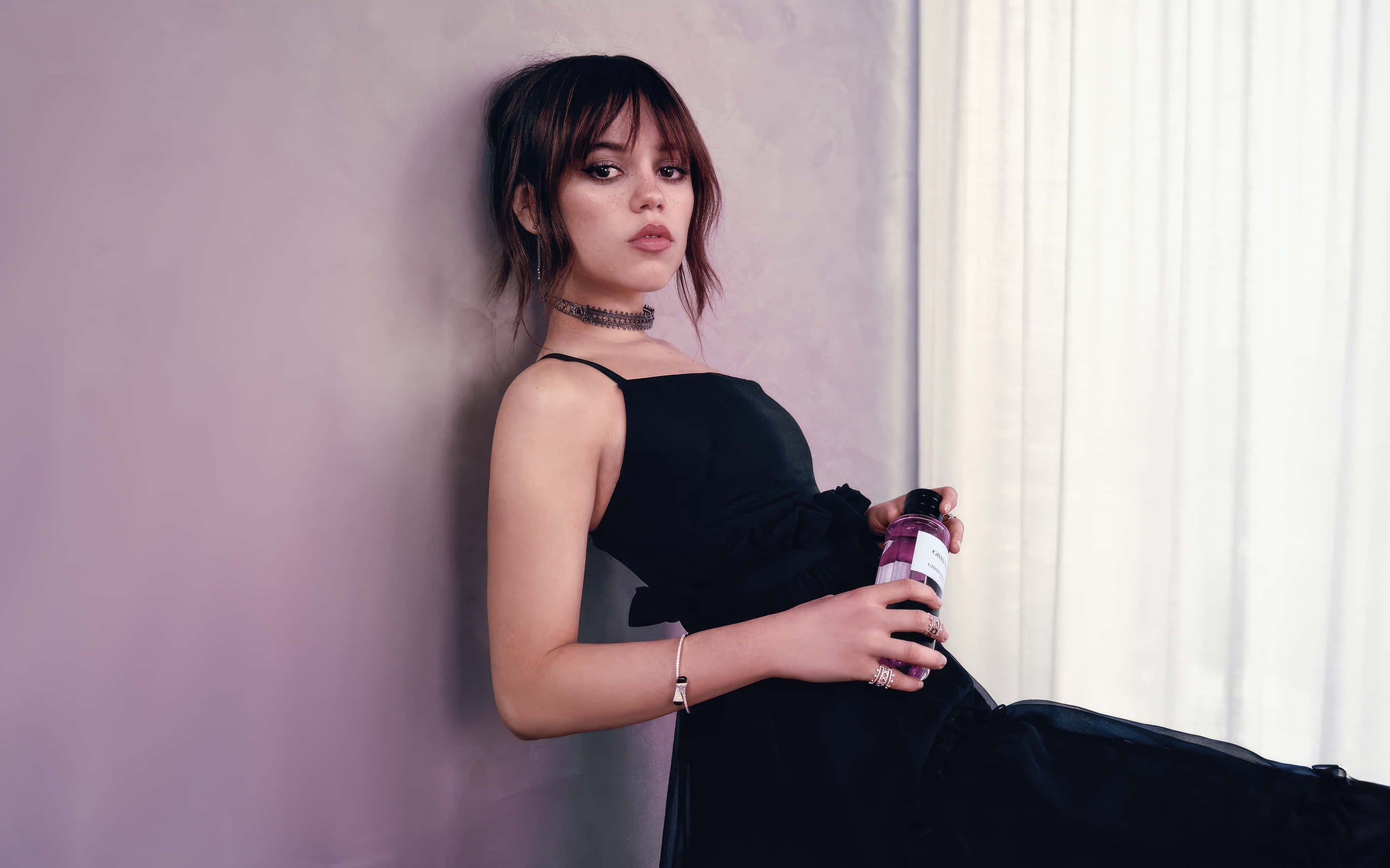 black dress, lavender wall, purple bottle, 2K Desktop Wallpaper