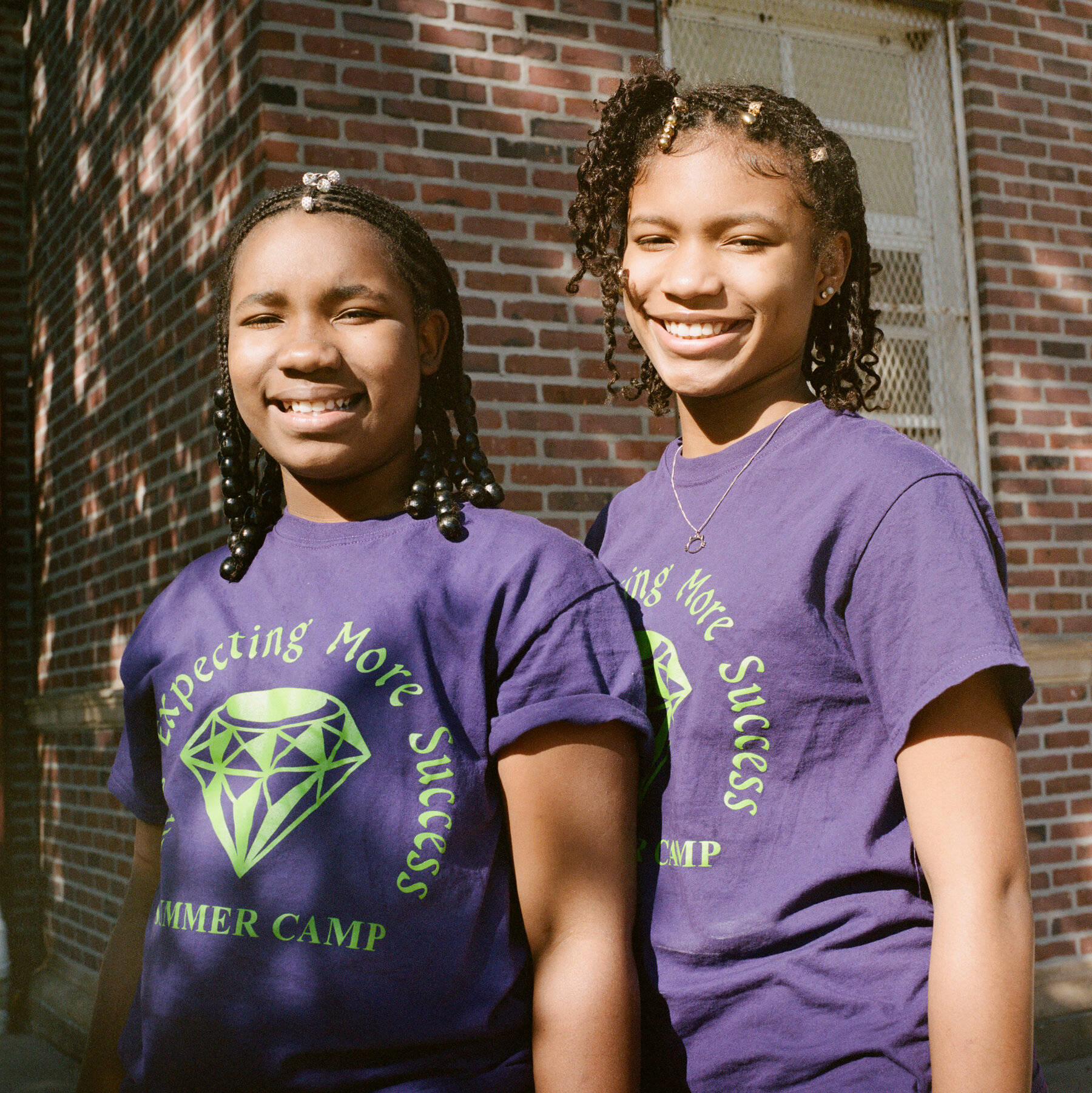 purple camp shirts, sunlit brick wall, young girls, HD Phone Wallpaper