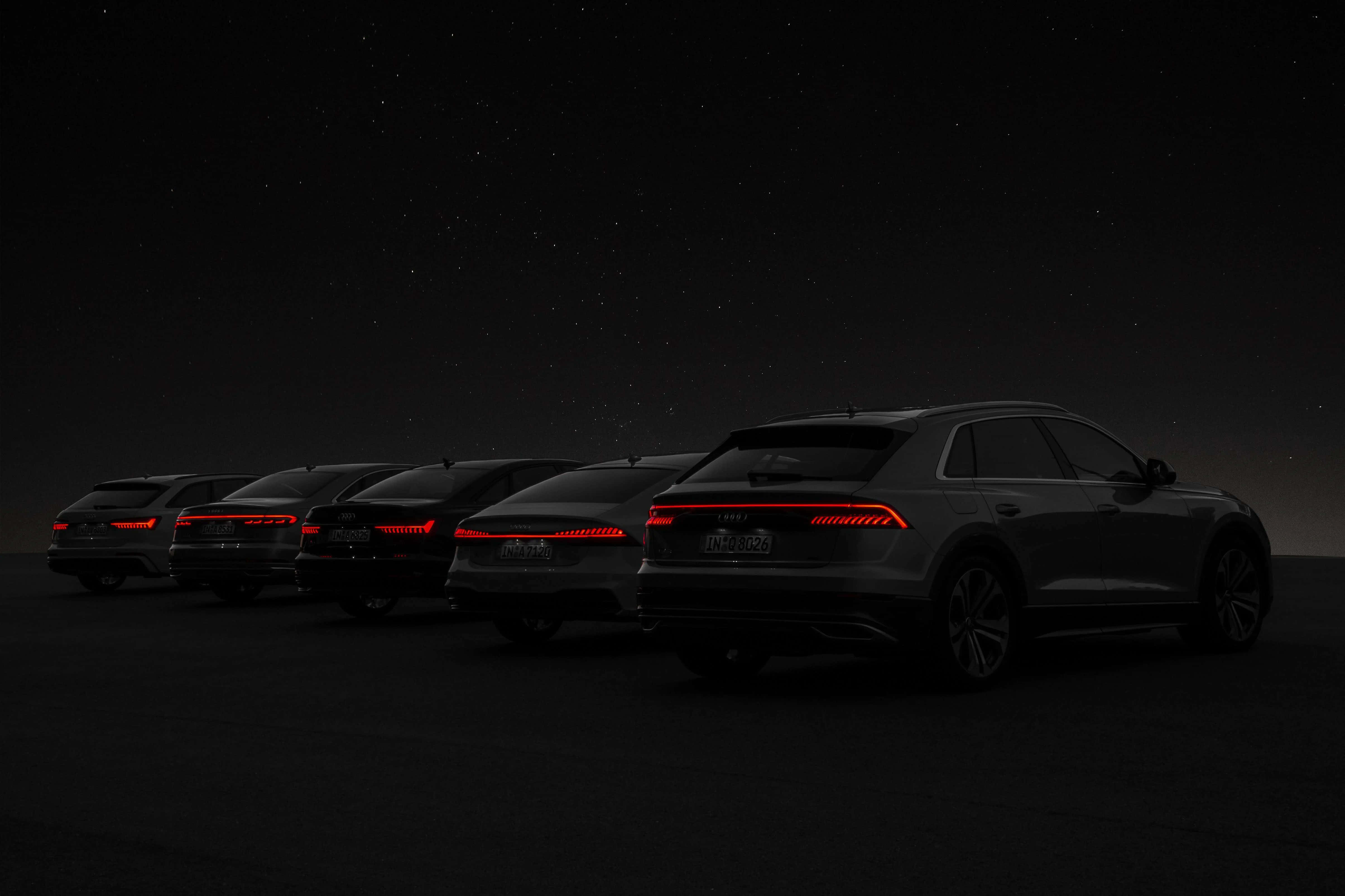 black SUVs, starry night sky, glowing red taillights, 4K Desktop Wallpaper