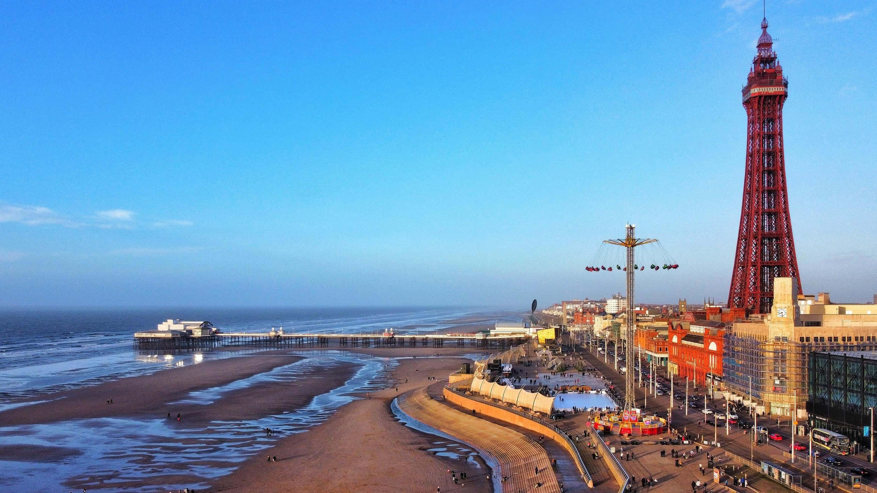 Blackpool Tower, blue sky, beach, 2K Desktop Wallpaper