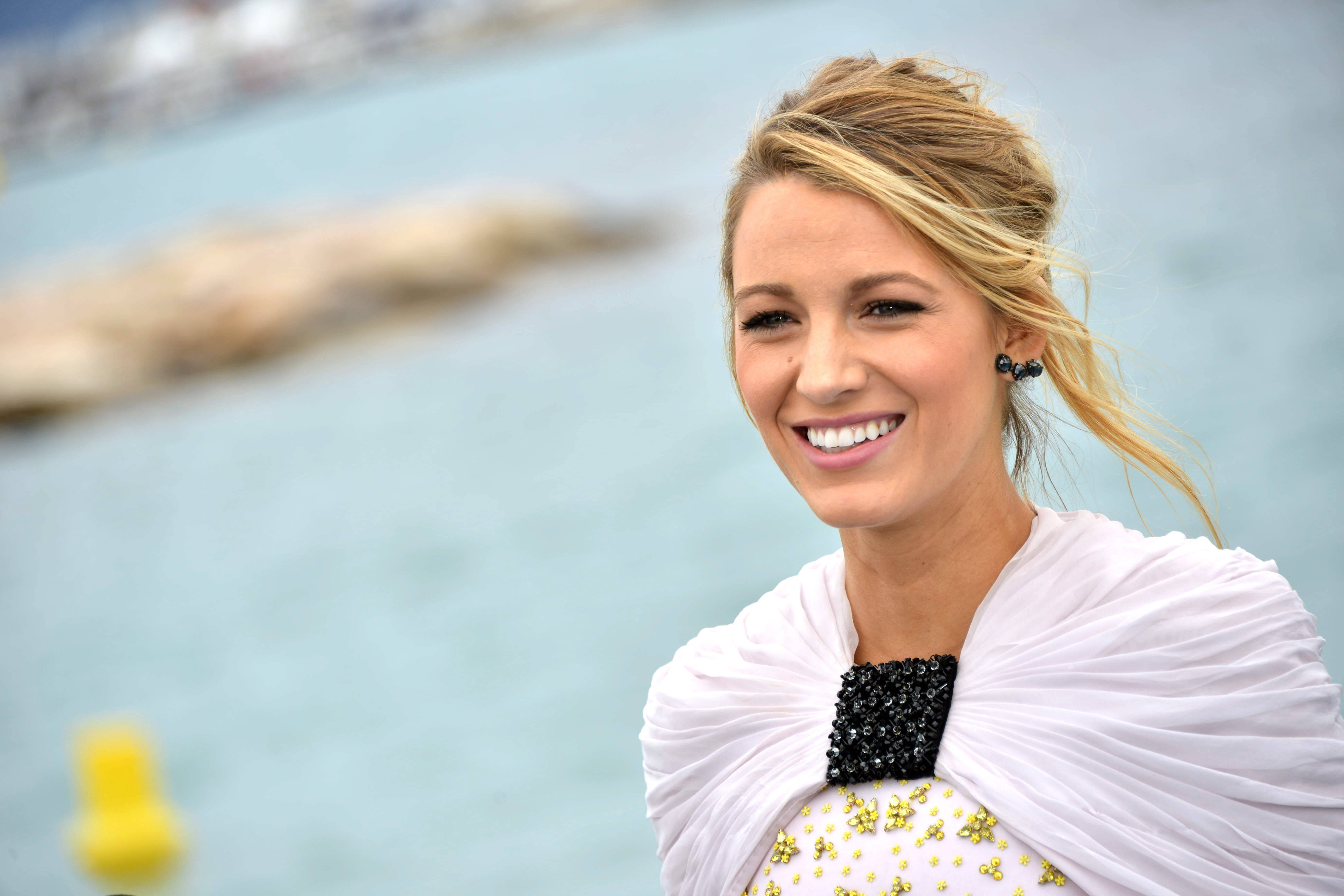 Blake Lively, blonde woman, white draped outfit, 5K Desktop Wallpaper
