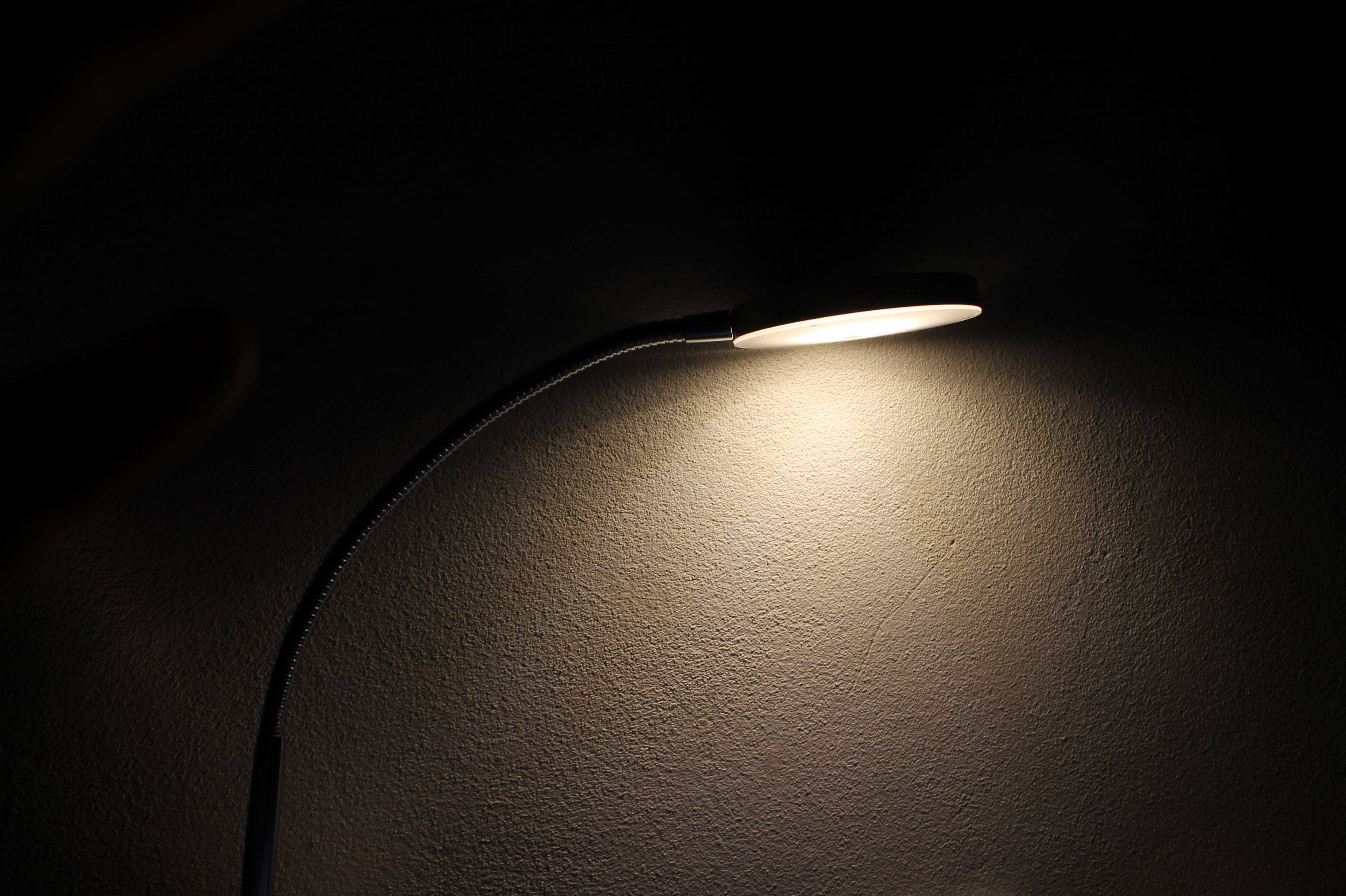 table lamp, curved desk lamp, warm glow, 2K Desktop Wallpaper