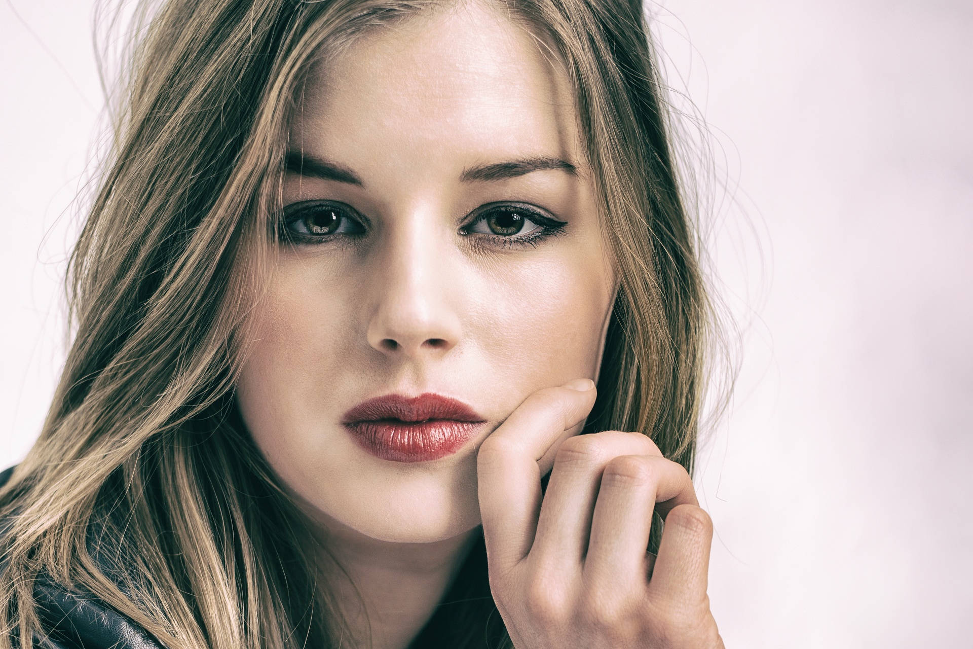 blonde female model, red lips, soft white background, Full HD Desktop Wallpaper