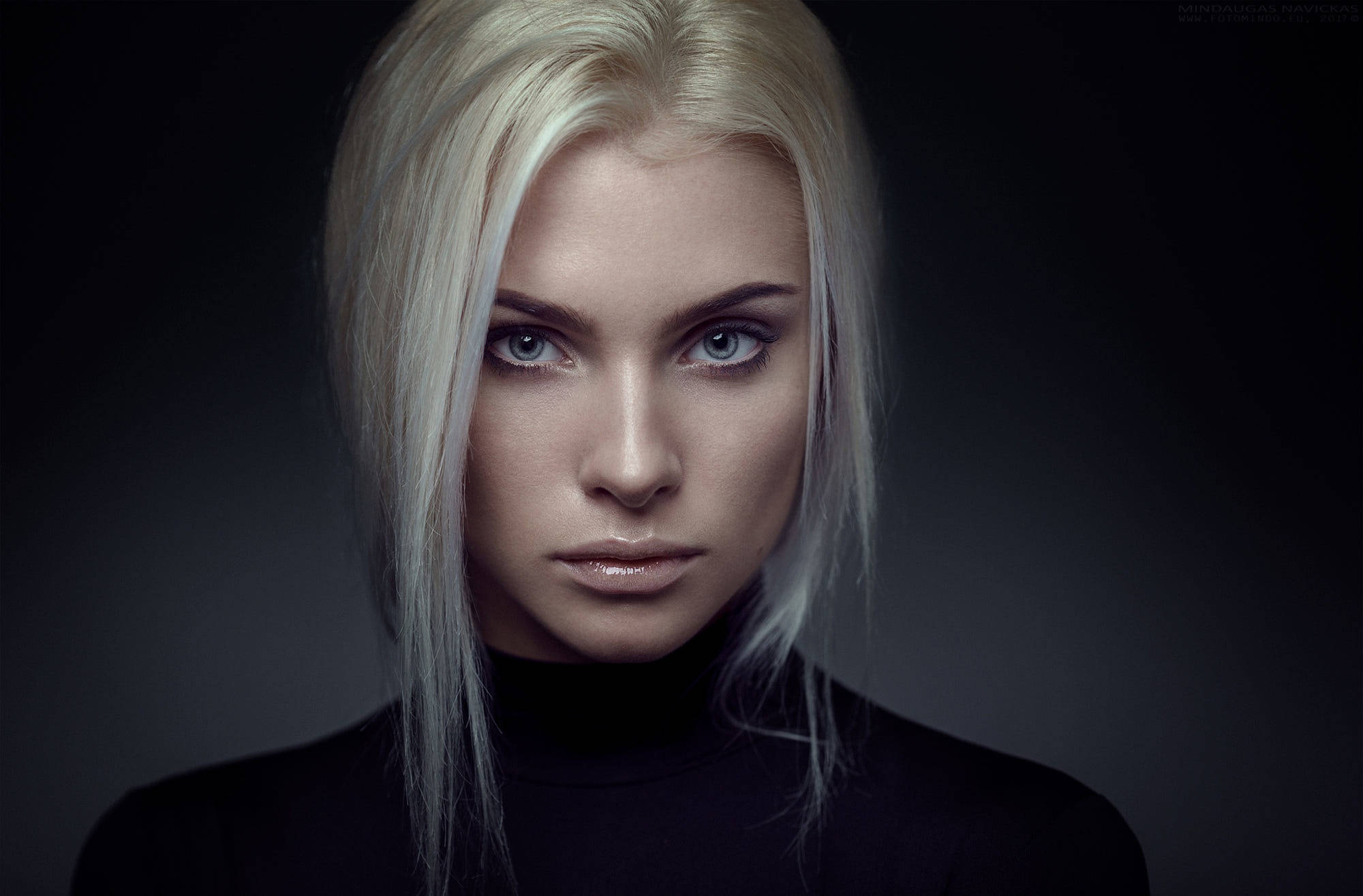blonde female model, black and white, piercing blue eyes, Full HD Desktop Wallpaper