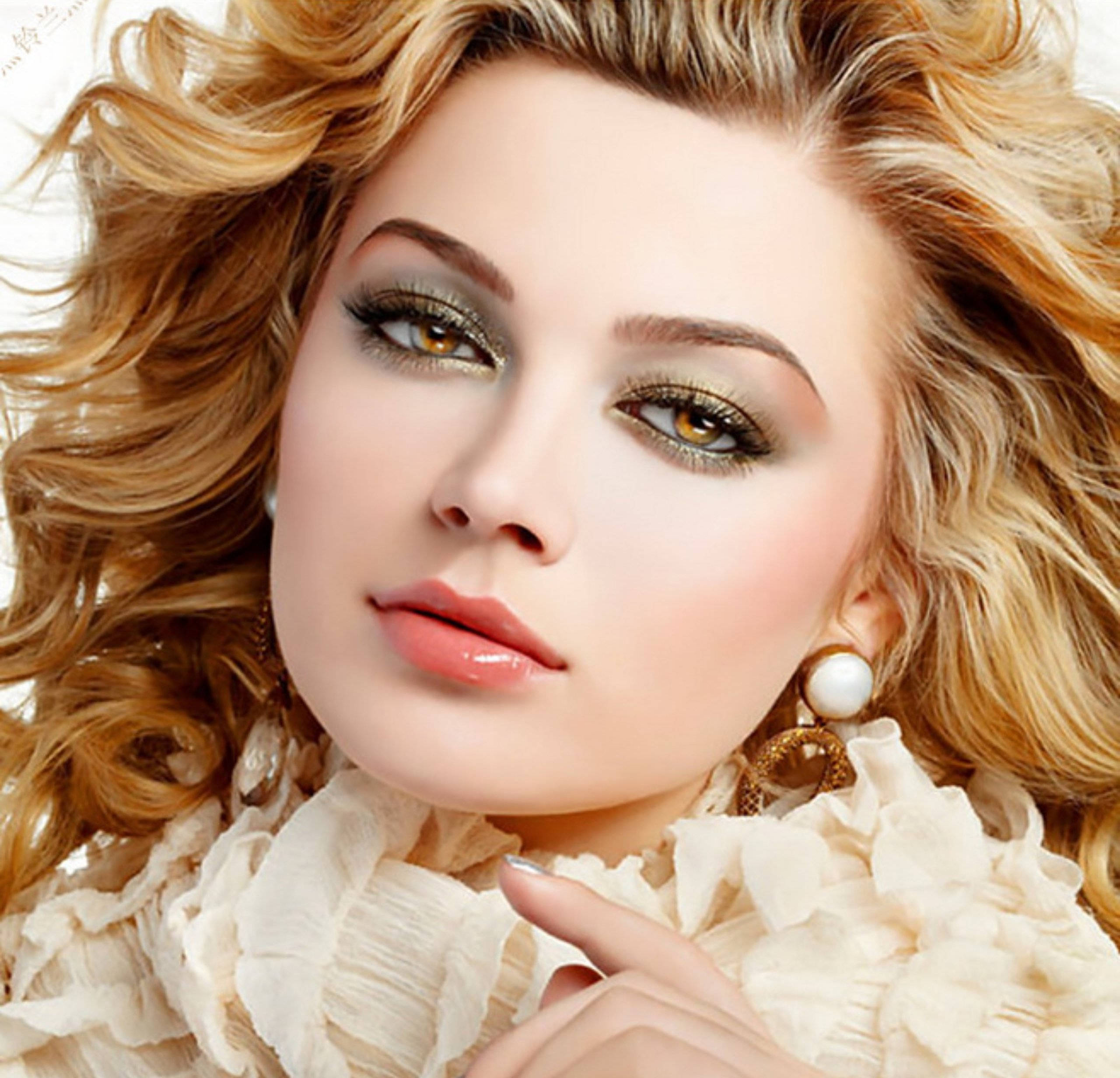 blonde female model, golden curls, shimmering green eyes, 2K Desktop Wallpaper