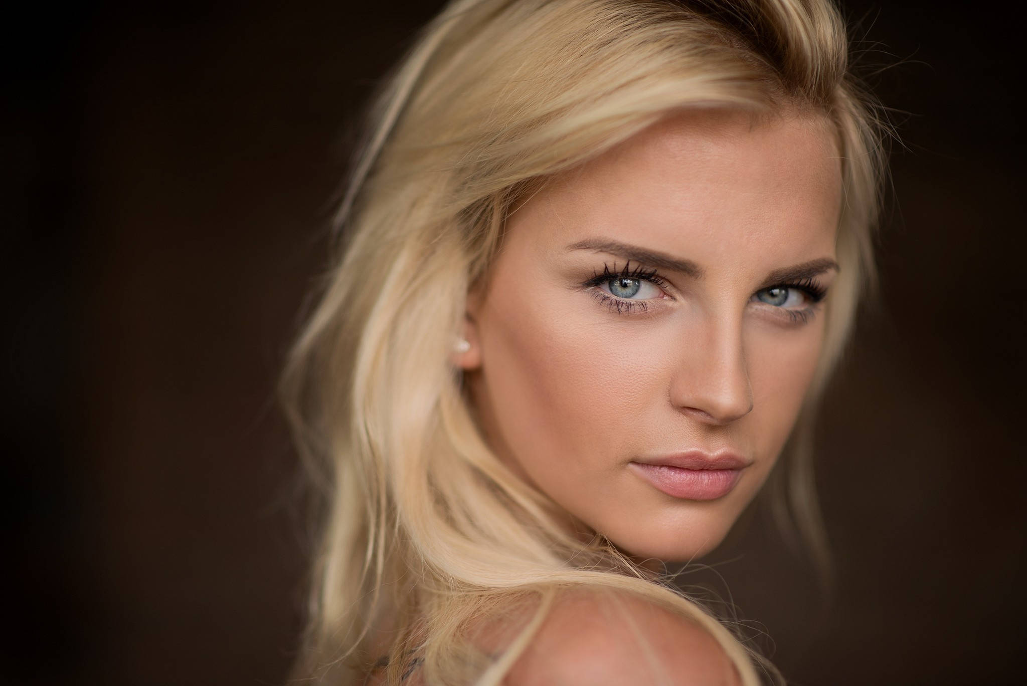 blonde female model, blue eyes, dark blurred background, Full HD Desktop Wallpaper