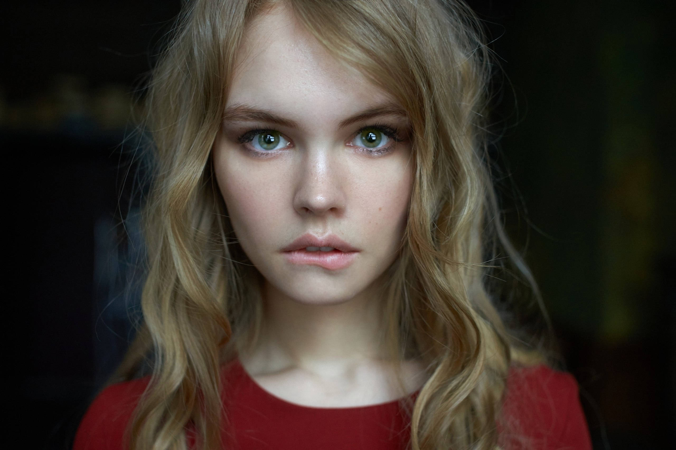 blonde female model, green eyes, red top, 2K Desktop Wallpaper