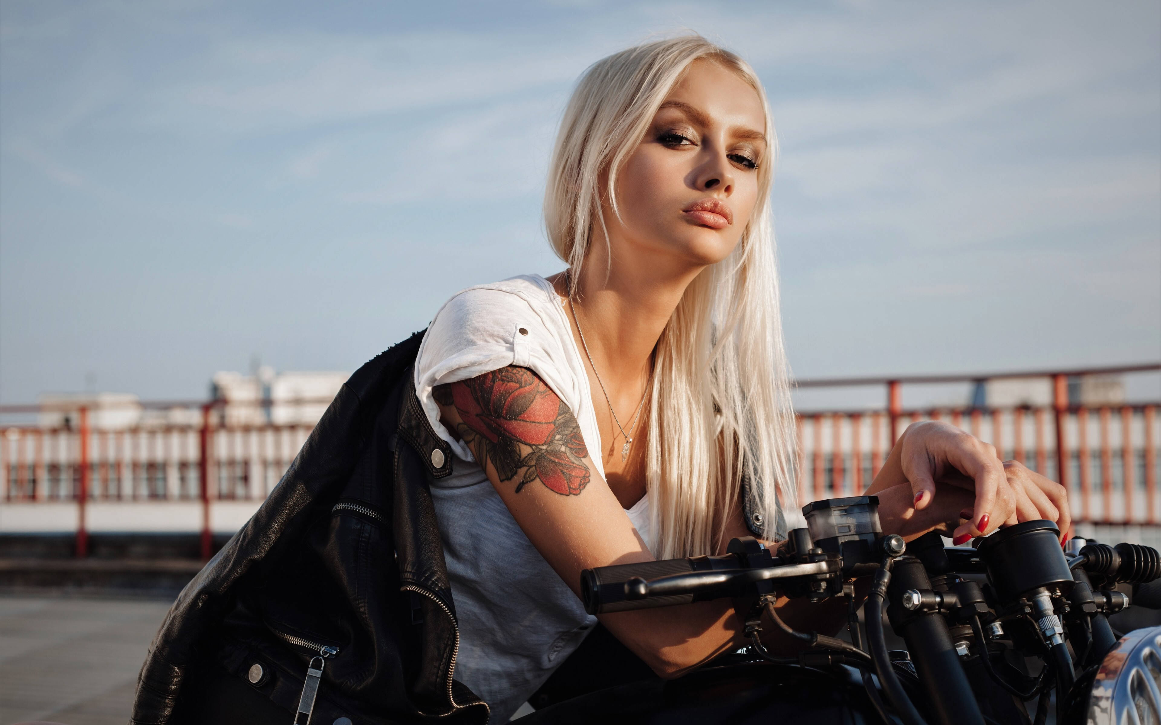 Blonde Woman, rose tattoo, motorcycle rooftop, 4K Desktop Wallpaper