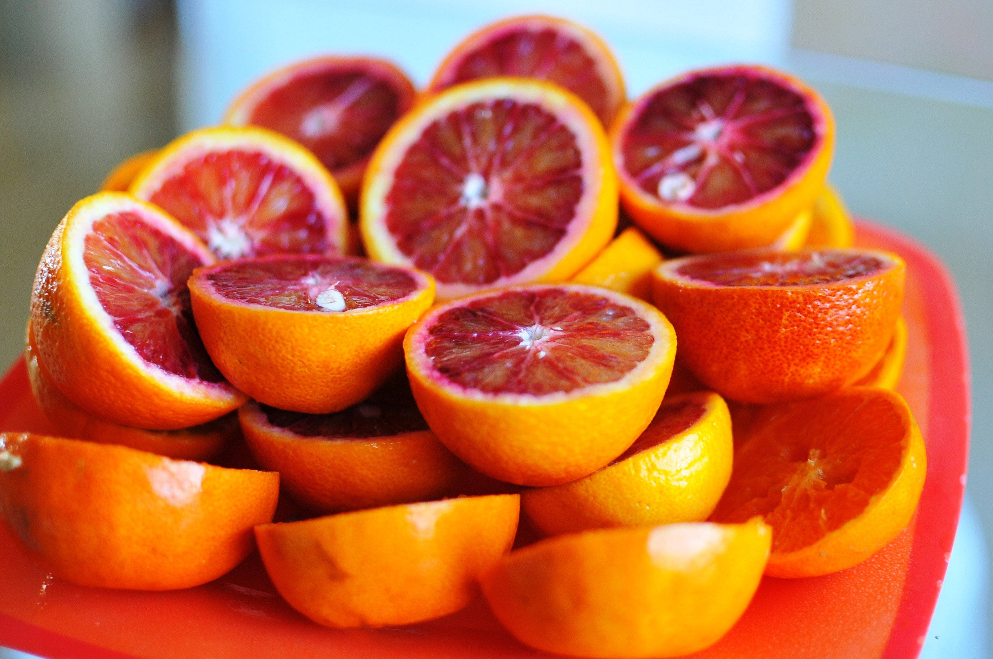 blood orange, deep crimson flesh, bright red plate, 2K Desktop Wallpaper