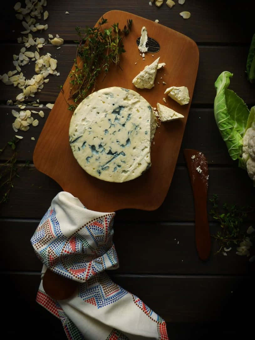 blue cheese, wooden board, herbs, SD Phone Wallpaper