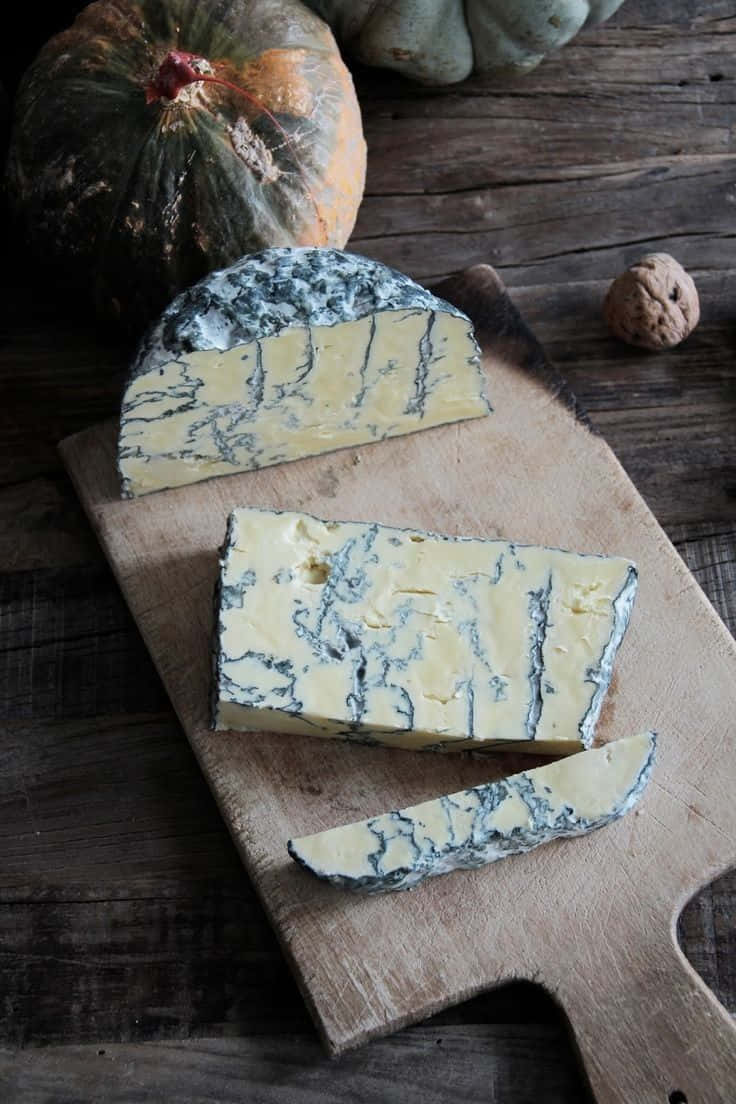 blue cheese, rustic wooden board, marbled veins, SD Phone Wallpaper